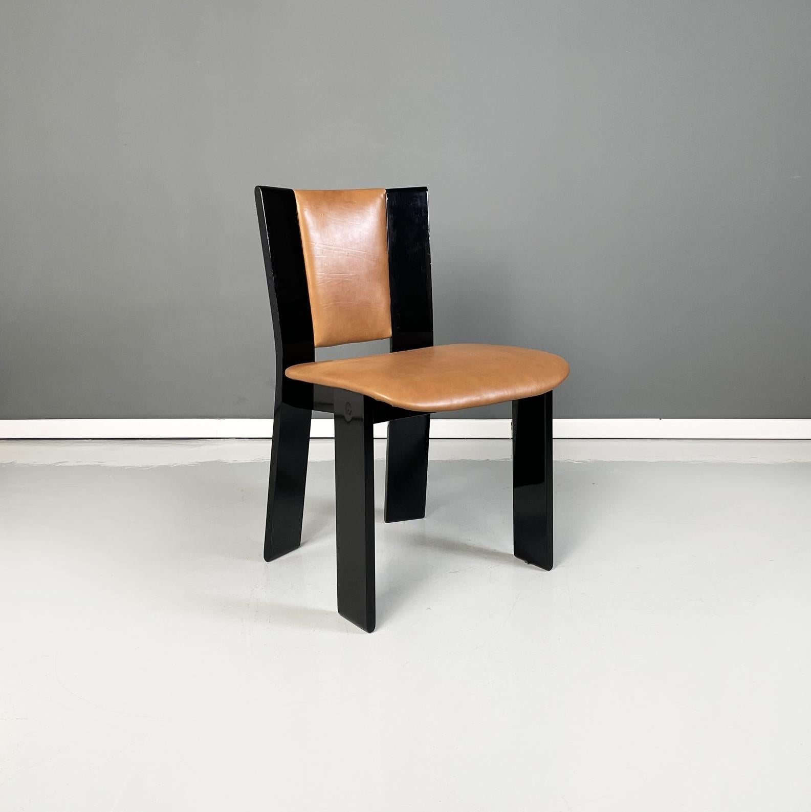 Italienisch modern Schwarz lackiertes braunes Leder Stühle Acerbis International, 1980er Jahre
Set aus vier Stühlen aus braunem Leder und schwarz lackiertem Holz. Die Rückenlehne besteht aus zwei Seitenteilen aus lackiertem Holz und einem mittleren