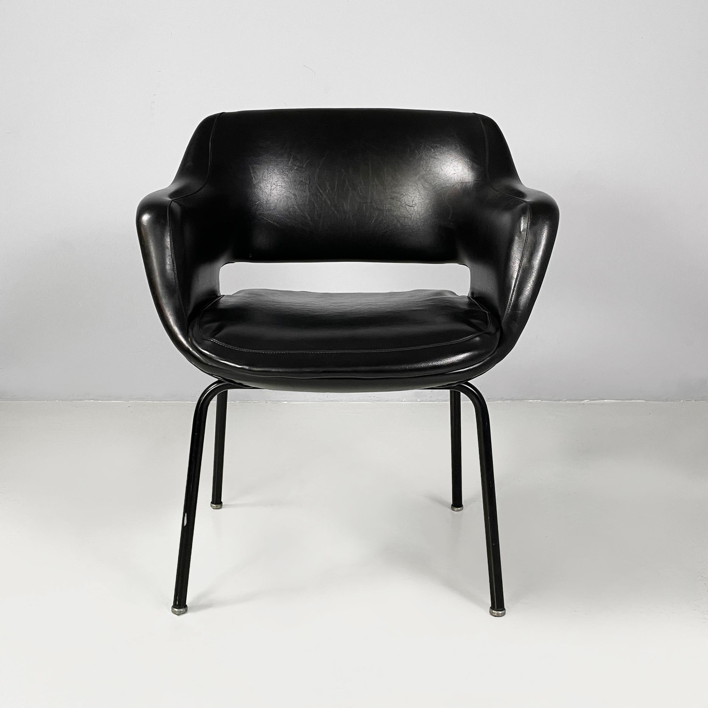 Poltrona moderna italiana in pelle nera e metallo di Cassina, anni '70
Poltrona con seduta e schienale imbottiti, rivestita in ecopelle nera. Braccioli presenti. Le gambe a sezione circolare sono in metallo verniciato nero con piedini rotondi in