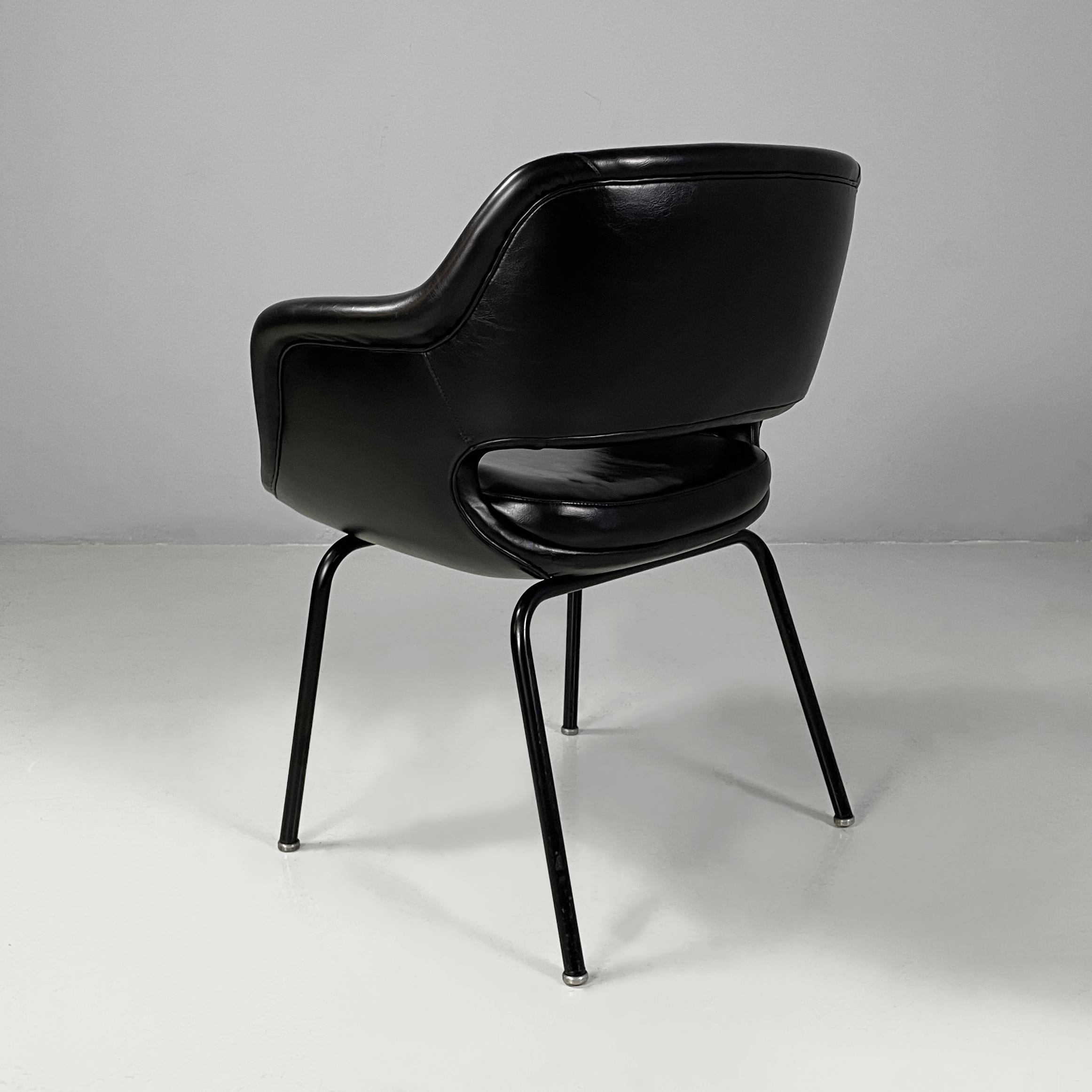 Italiano Poltrona moderna italiana in pelle nera e metallo di Cassina, anni '70 in vendita