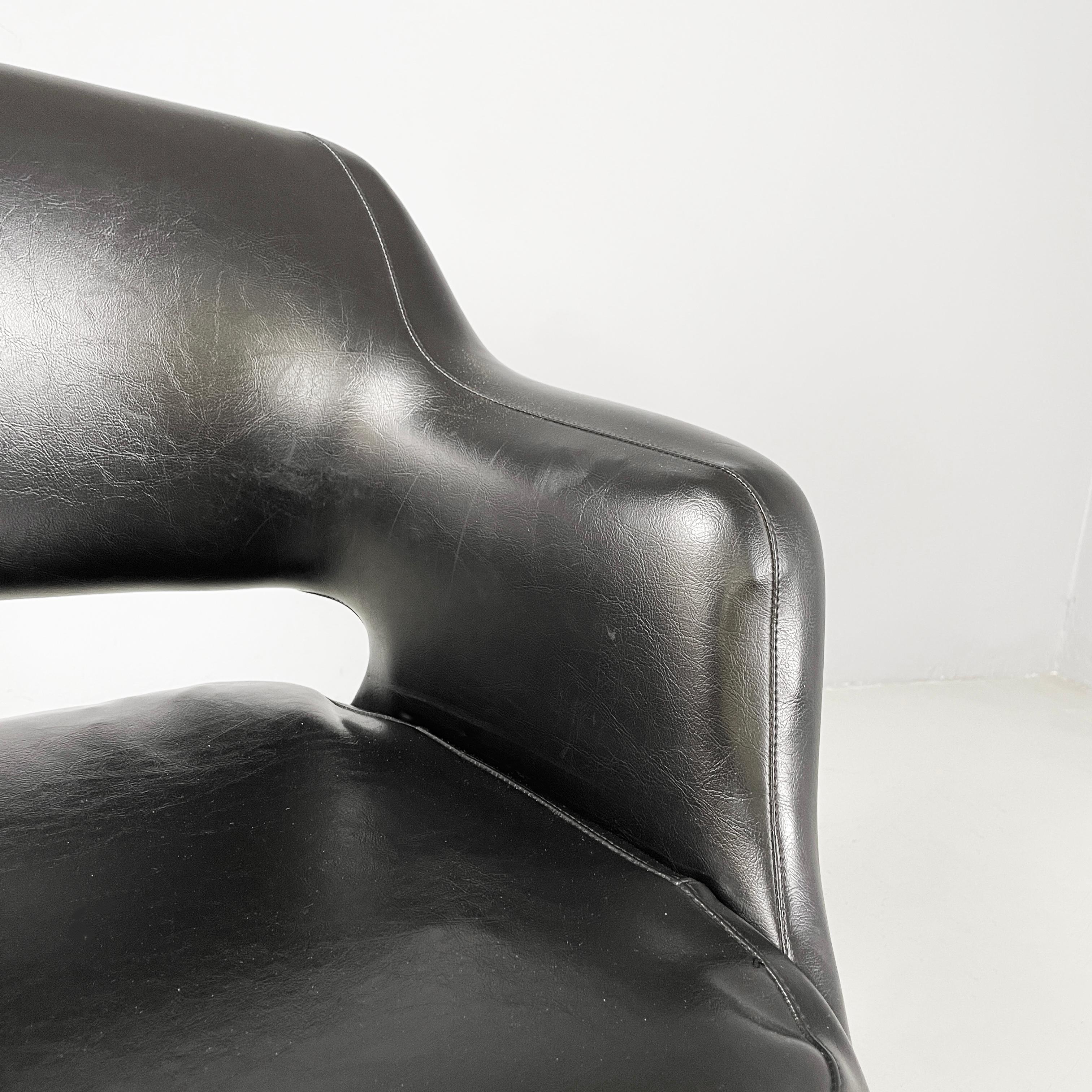 Fine XX secolo Poltrona moderna italiana in pelle nera e metallo di Cassina, anni '70 in vendita