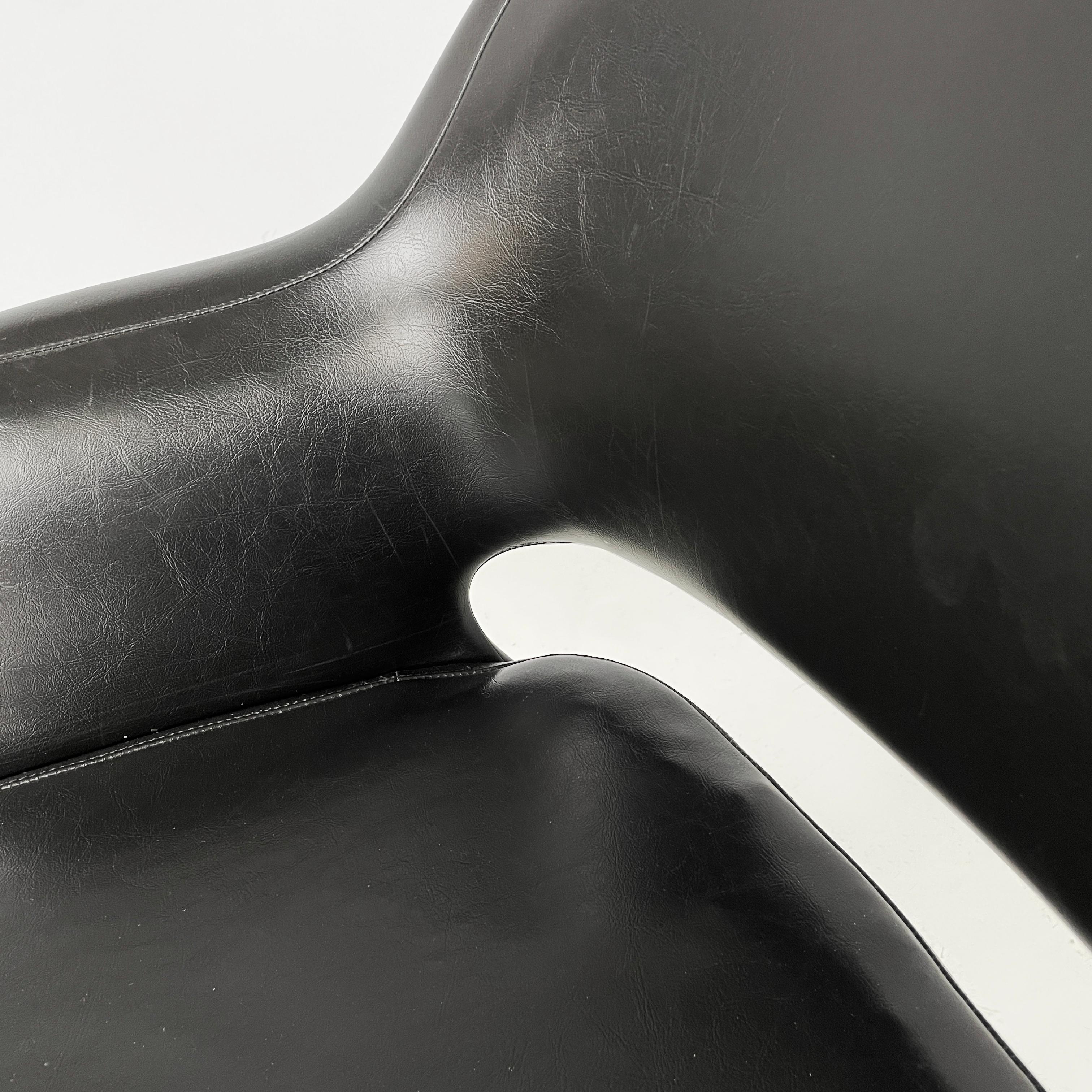 Metallo Poltrona moderna italiana in pelle nera e metallo di Cassina, anni '70 in vendita