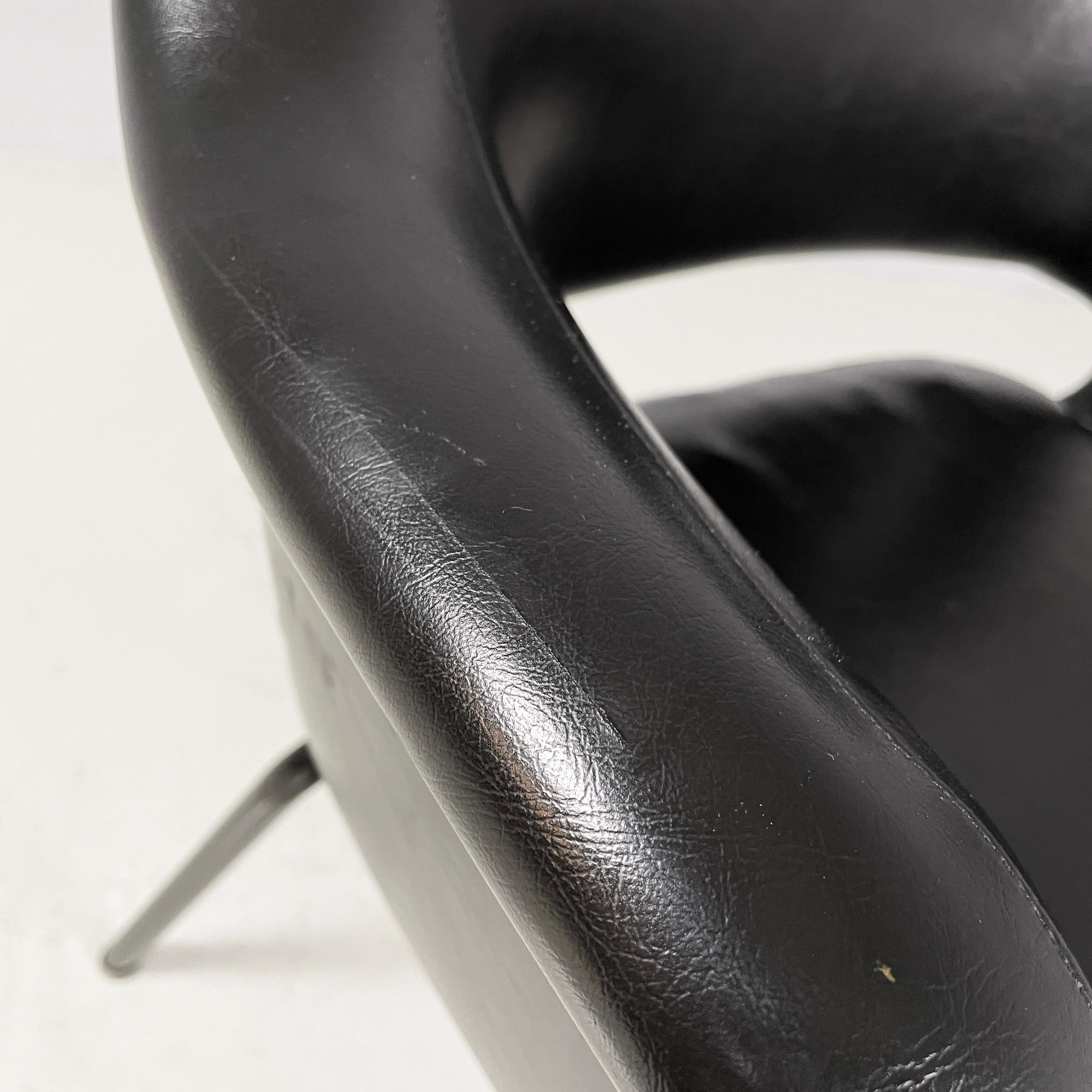 Poltrona moderna italiana in pelle nera e metallo di Cassina, anni '70 in vendita 1