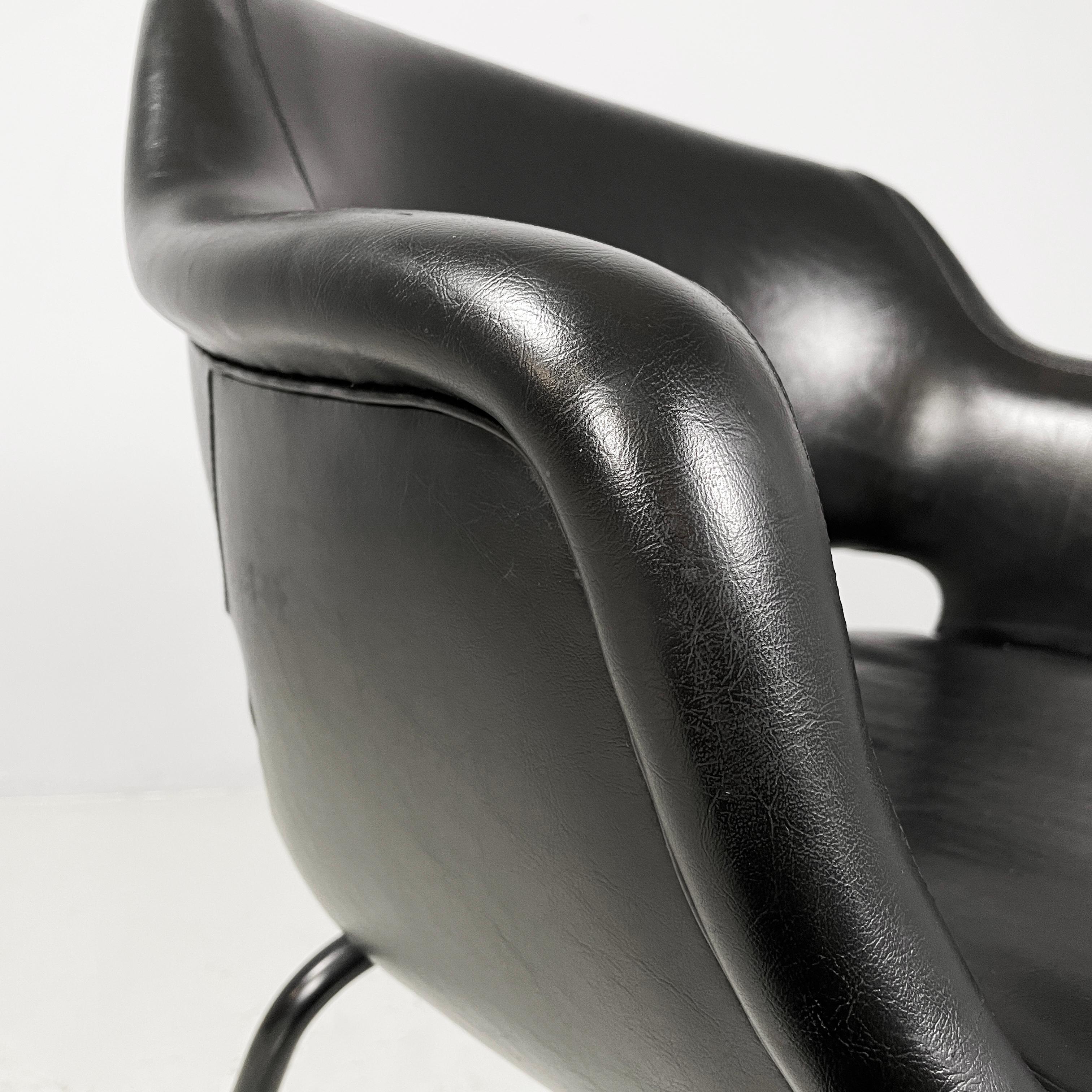 Poltrona moderna italiana in pelle nera e metallo di Cassina, anni '70 in vendita 2
