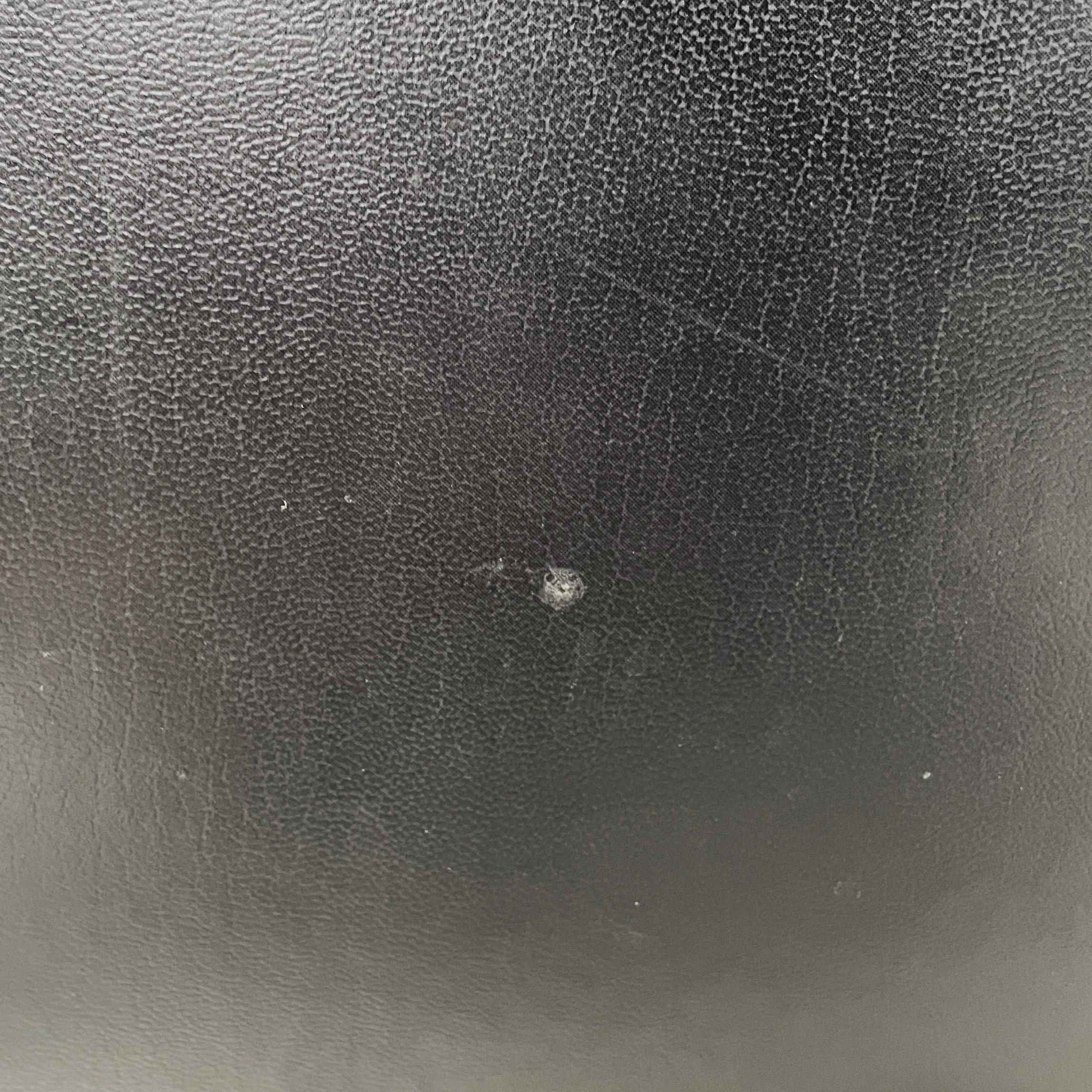 Poltrone moderne italiane in pelle nera e metallo di Cassina, anni '70 in vendita 3