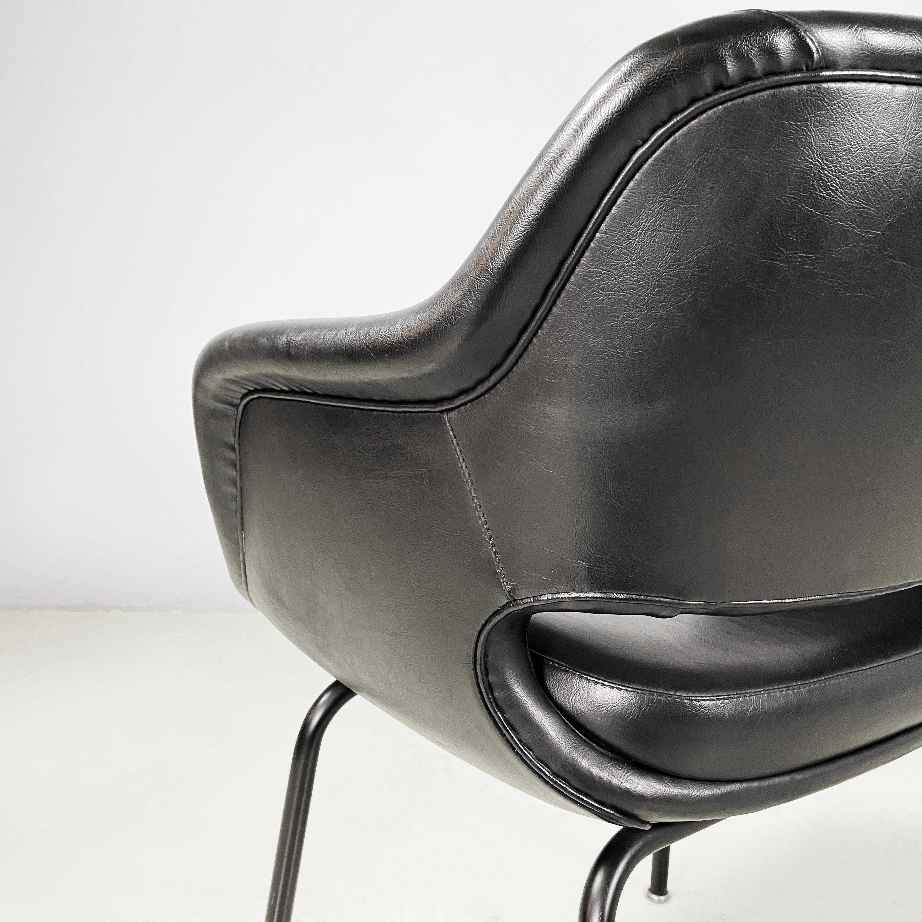Poltrone moderne italiane in pelle nera e metallo di Cassina, anni '70 in vendita 4