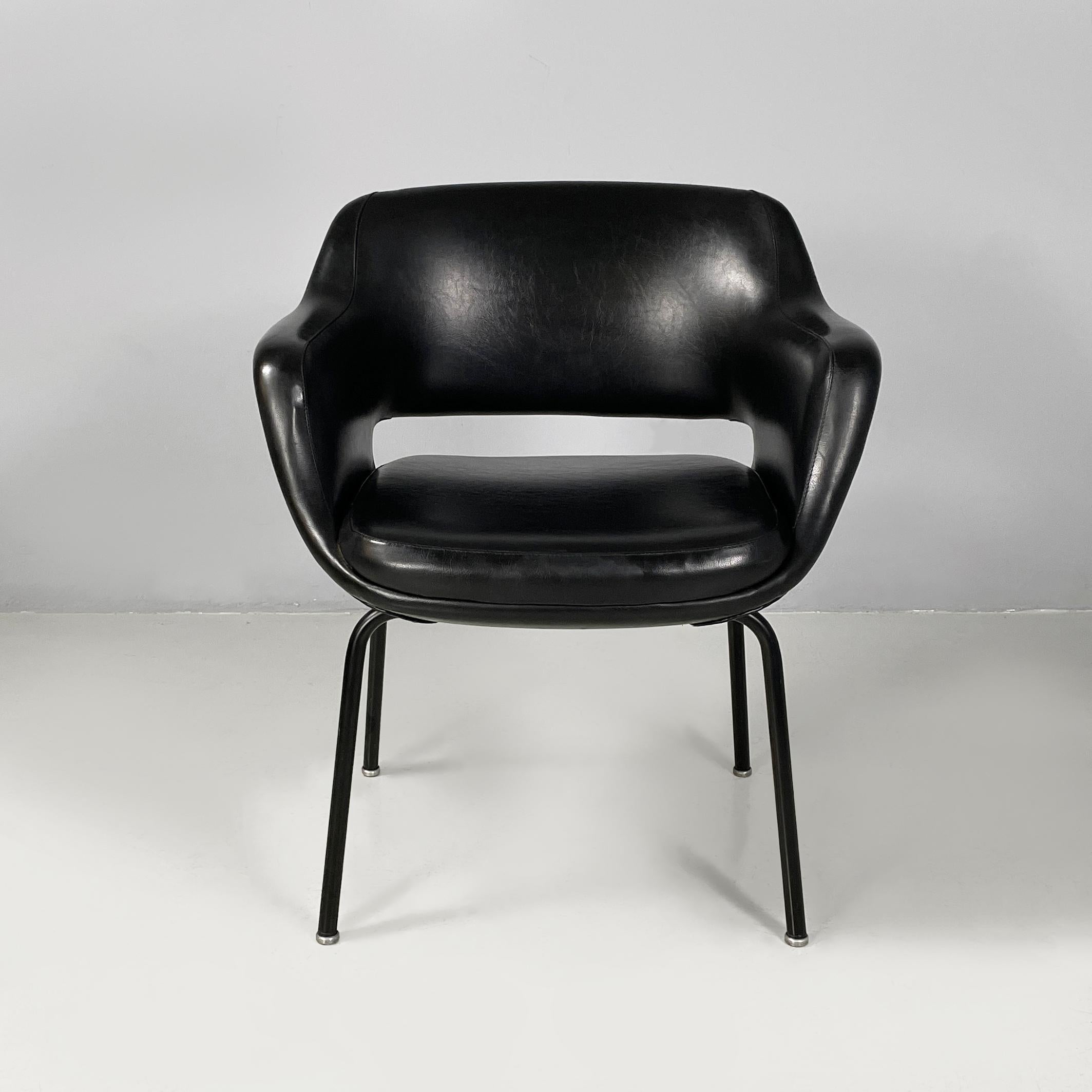 Poltrone moderne italiane in pelle nera e metallo di Cassina, anni '70
Coppia di poltrone con seduta e schienale imbottiti, rivestite in ecopelle nera. Braccioli presenti. Le gambe a sezione circolare sono in metallo verniciato nero con piedini
