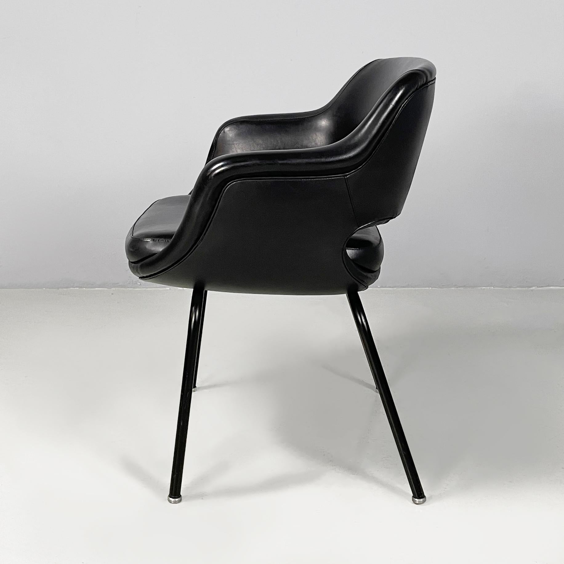 Moderno Poltrone moderne italiane in pelle nera e metallo di Cassina, anni '70 in vendita