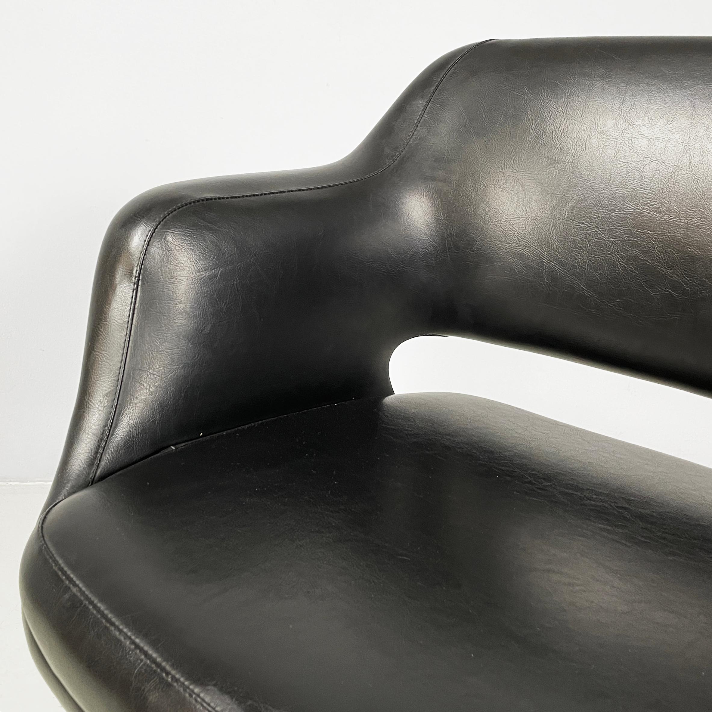 Poltrone moderne italiane in pelle nera e metallo di Cassina, anni '70 In condizioni buone in vendita a MIlano, IT