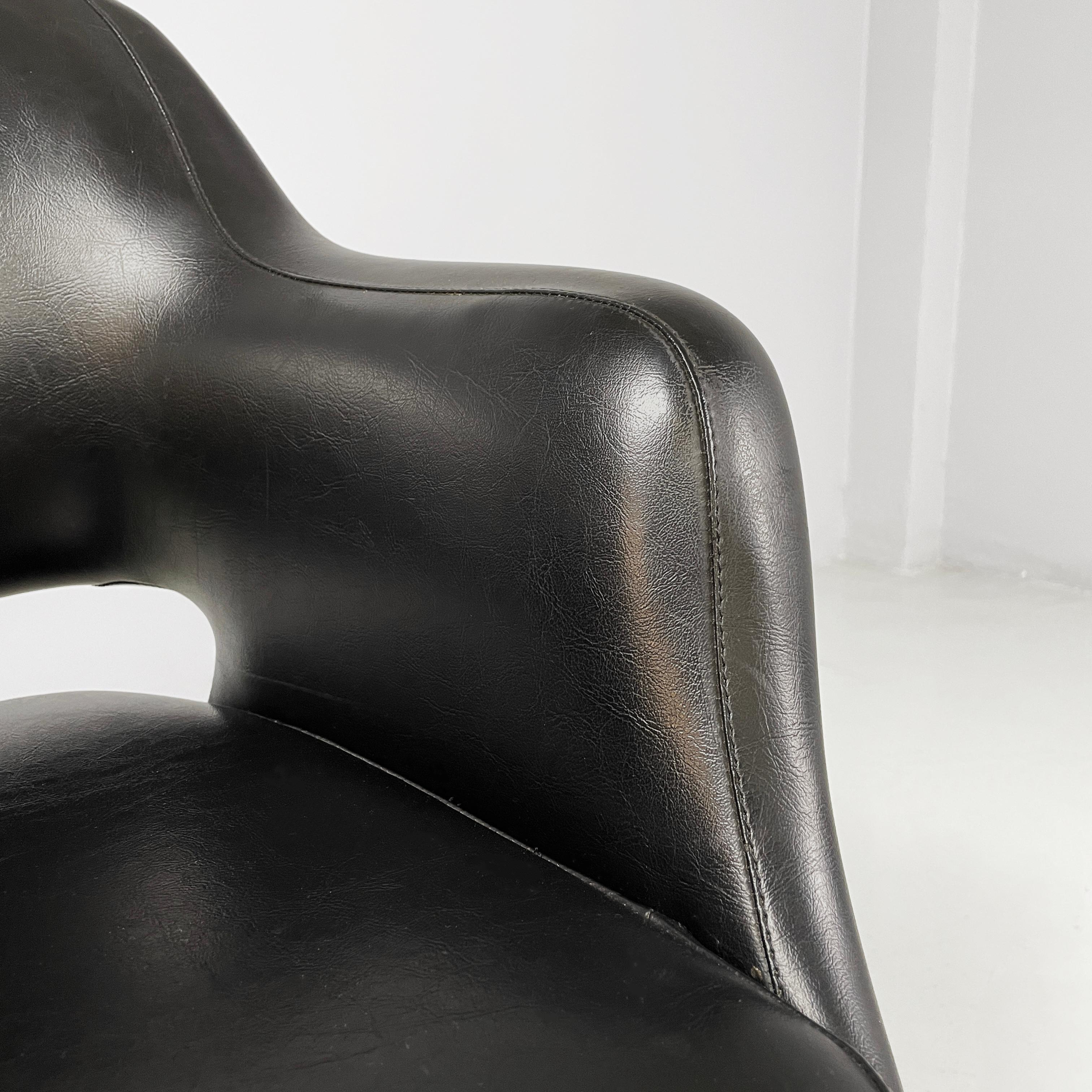 Fine XX secolo Poltrone moderne italiane in pelle nera e metallo di Cassina, anni '70 in vendita