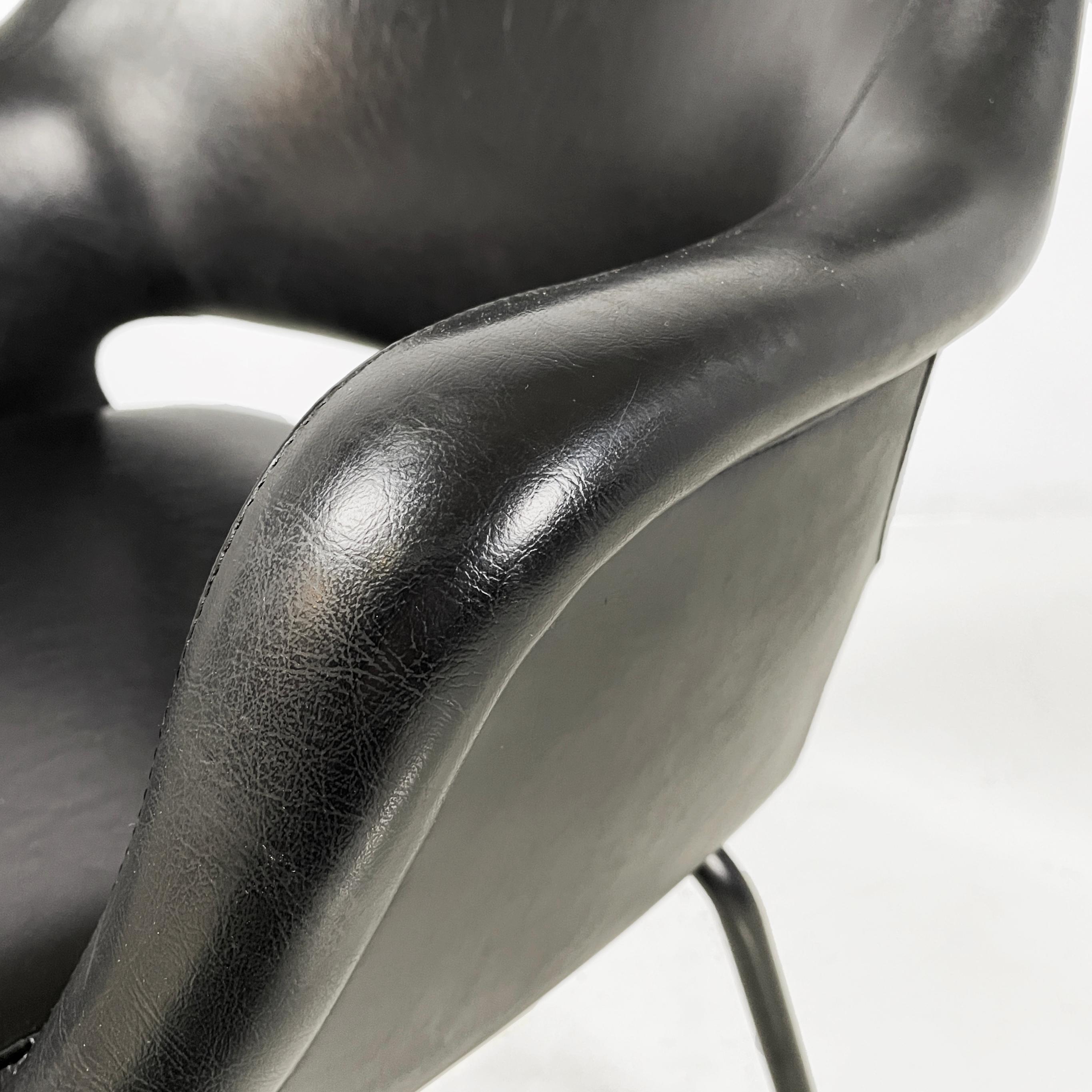 Metallo Poltrone moderne italiane in pelle nera e metallo di Cassina, anni '70 in vendita
