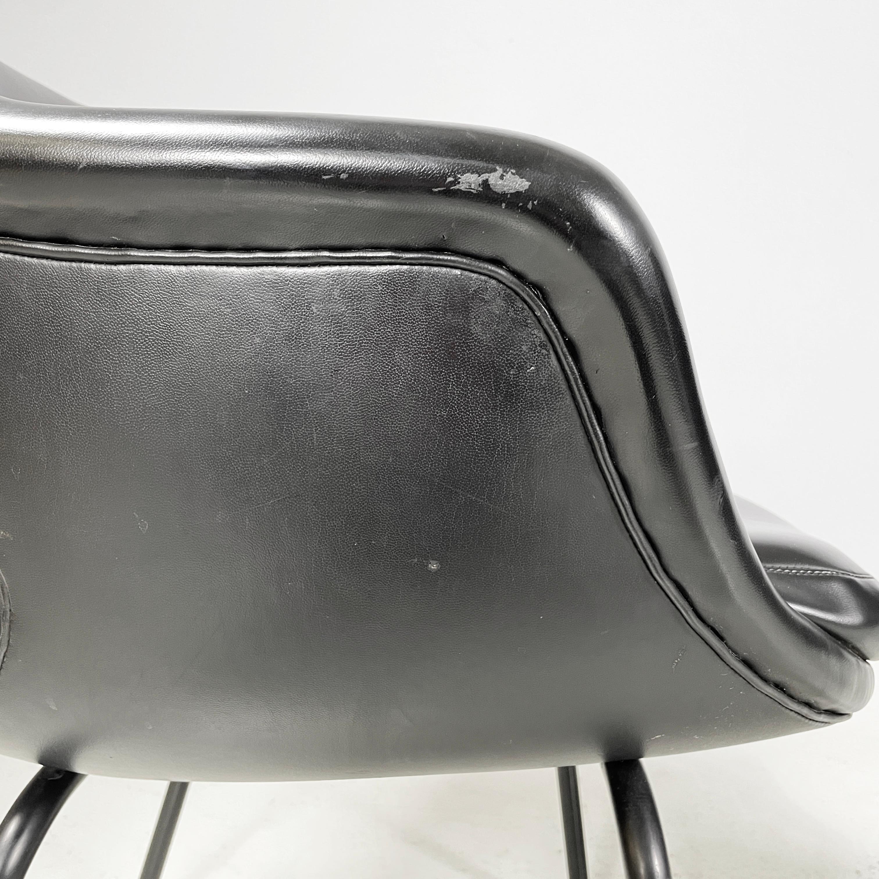 Poltrone moderne italiane in pelle nera e metallo di Cassina, anni '70 in vendita 1