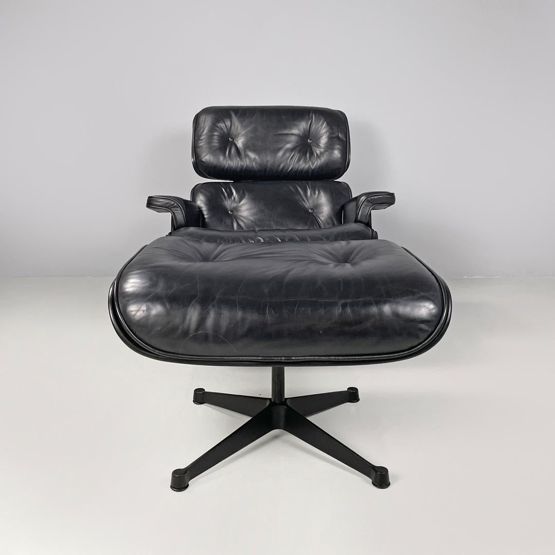 Sillón moderno italiano de cuero negro y metal 670 671 Eames para ICF, años 70
Sillón y puf o chaise longue mod. 607 y 671 con estructura de madera pintada de negro. El sillón se compone de un asiento y un respaldo cuadrados con esquinas