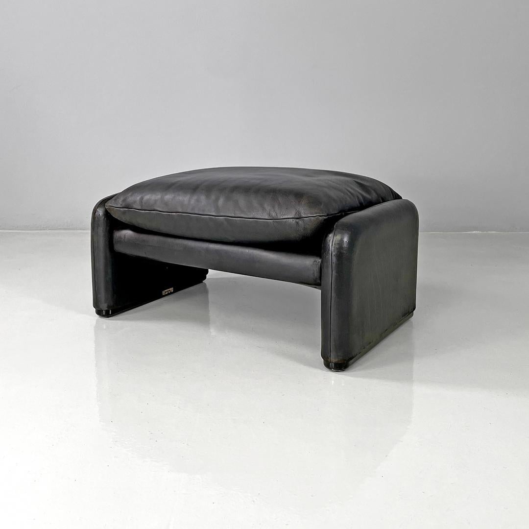 Italian modern Black leather pouf Maralunga Vico Magistretti for Cassina, 1970s
Pouf mod. Maralunga with rectangular base entirely in black leather. The seat is made up of a padded cushion that rests on a structure with two side legs of the same