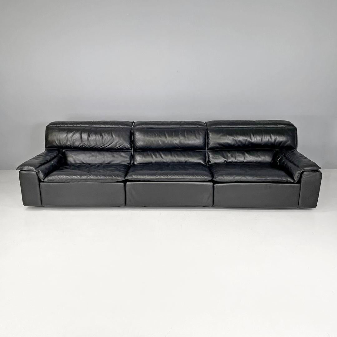 Italian modern black leather sofa Bogo Carlo Bartoli Rossi for Albizzate, 1970s
Modular sofa mod. Bogo in black leather. The sofa is made up of three modules, one central and two corner ones, with regular and square shapes. On the central module the