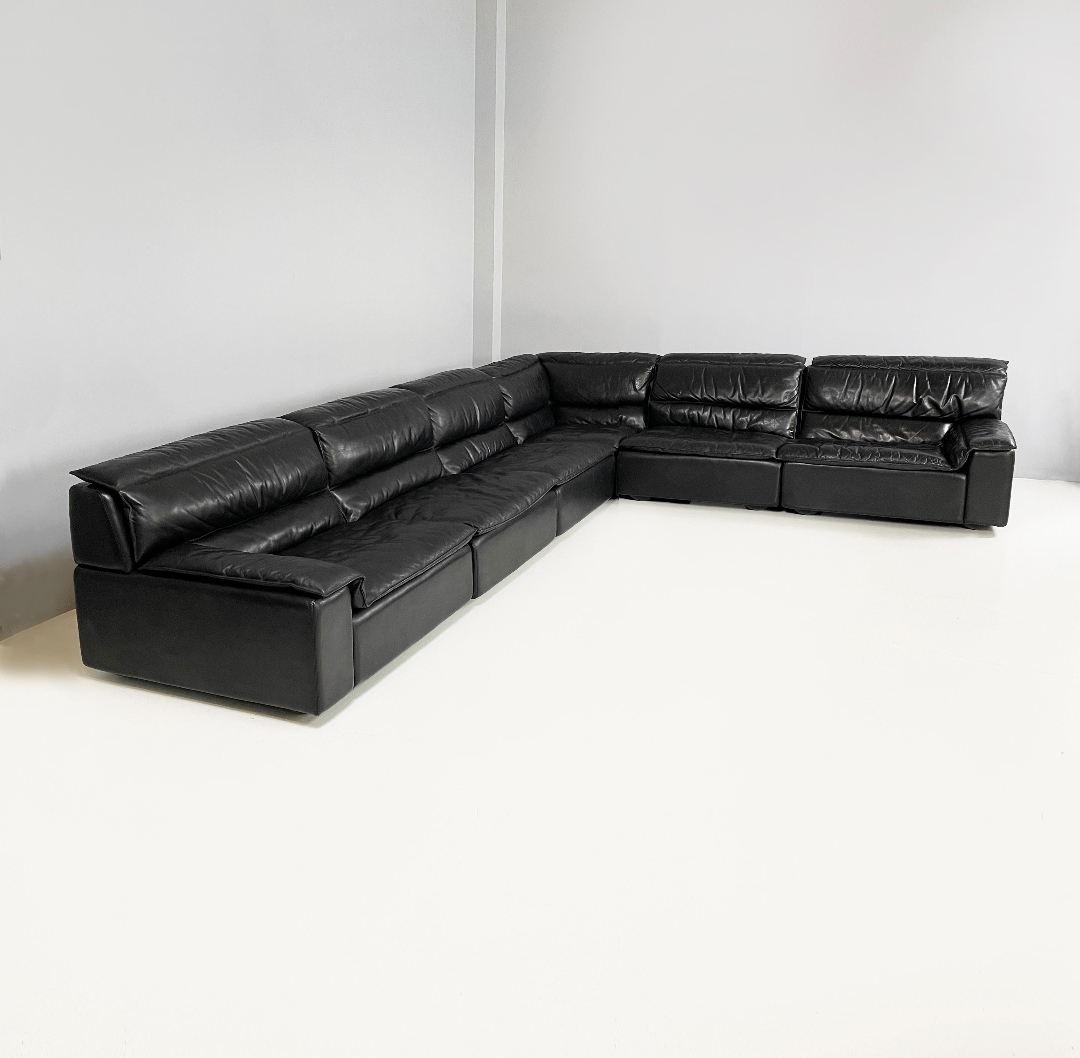 Italian modern black leather sofa Bogo Carlo Bartoli Rossi for Albizzate, 1970s
Modular sofa mod. Bogo entirely padded and covered in black leather. The sofa includes 6 modules: 2 modules with armrests, 3 simple modules and a corner module. The