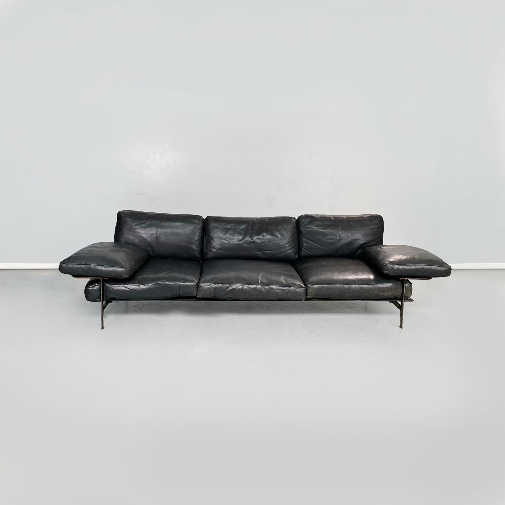 Italienisches modernes Schwarzes Ledersofa Diesis von Antonio Citterio für B&B, 1980er Jahre
Dreisitziges Sofa Mod. Diesis in schwarzem Leder. Der Sitz besteht wie die Rückenlehne aus 3 rechteckigen Kissen in schwarzem Leder. Die Armlehnen bestehen