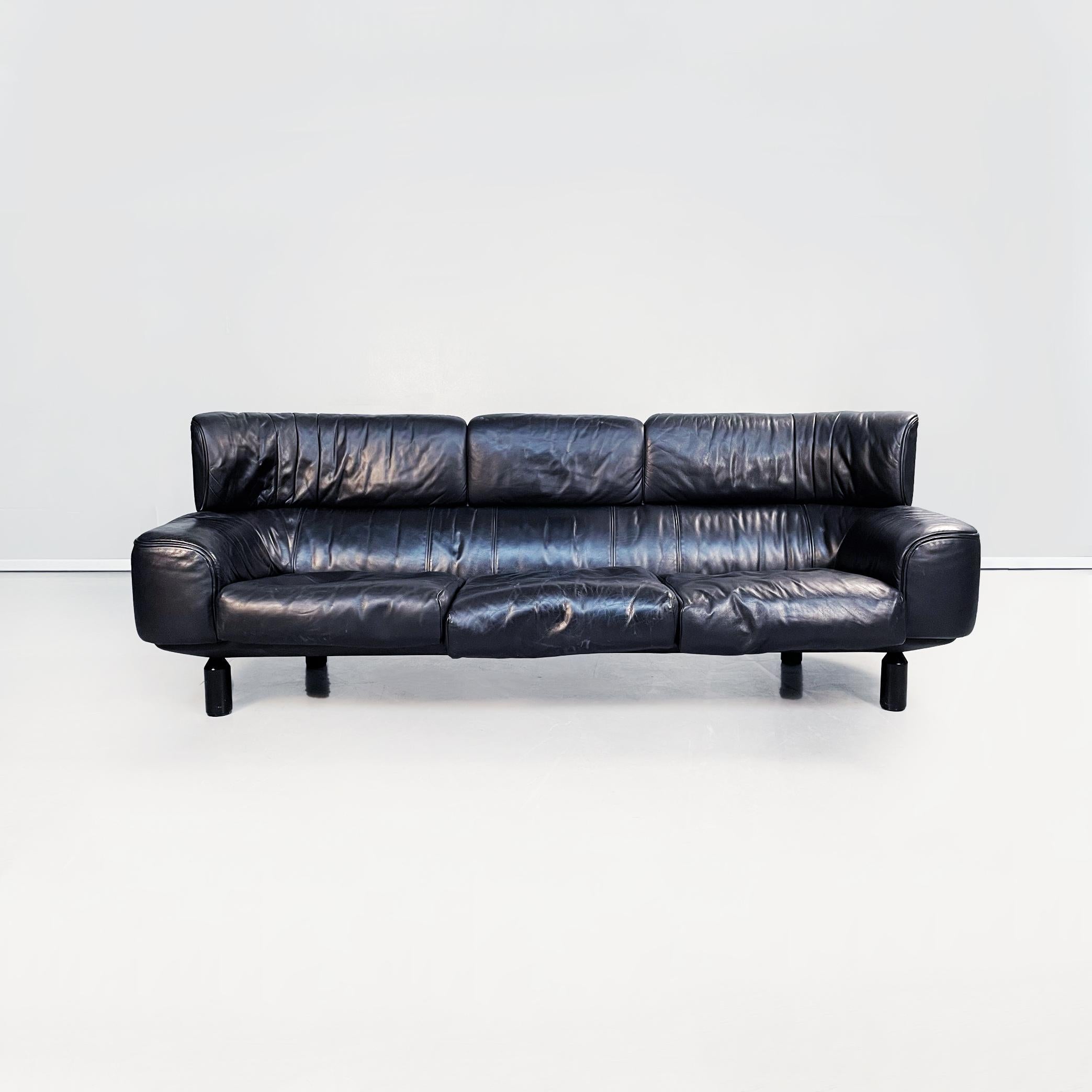 Italian modern Black leather Sofas and armchair Bull by Frattini for Cassina, 1980s
Set of a 3-seater sofa, a 2-seater sofa and armchair, which are Bull model. All three have the same structure. The rectangular seat is made up of padded cushions