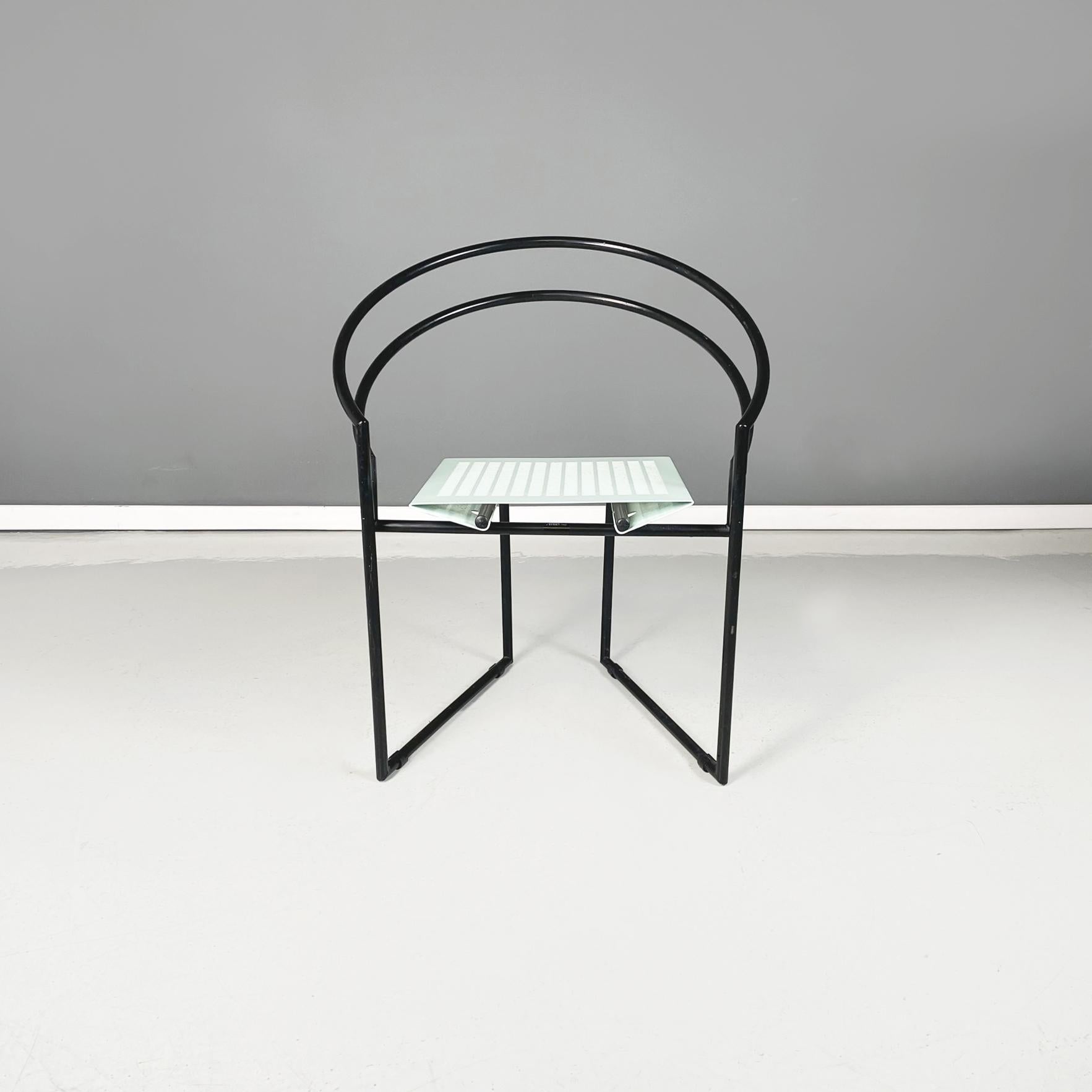 Moderner italienischer Stuhl aus schwarzem und hellblauem Metall Mod. la Tonda von Mario Botta für Alias, 1980er Jahre
Stuhl Mod. la Tonda mit gebogener Rückenlehne und Beinen aus schwarz lackiertem Metallrohr. Der Sitz besteht aus einem hellblauen,