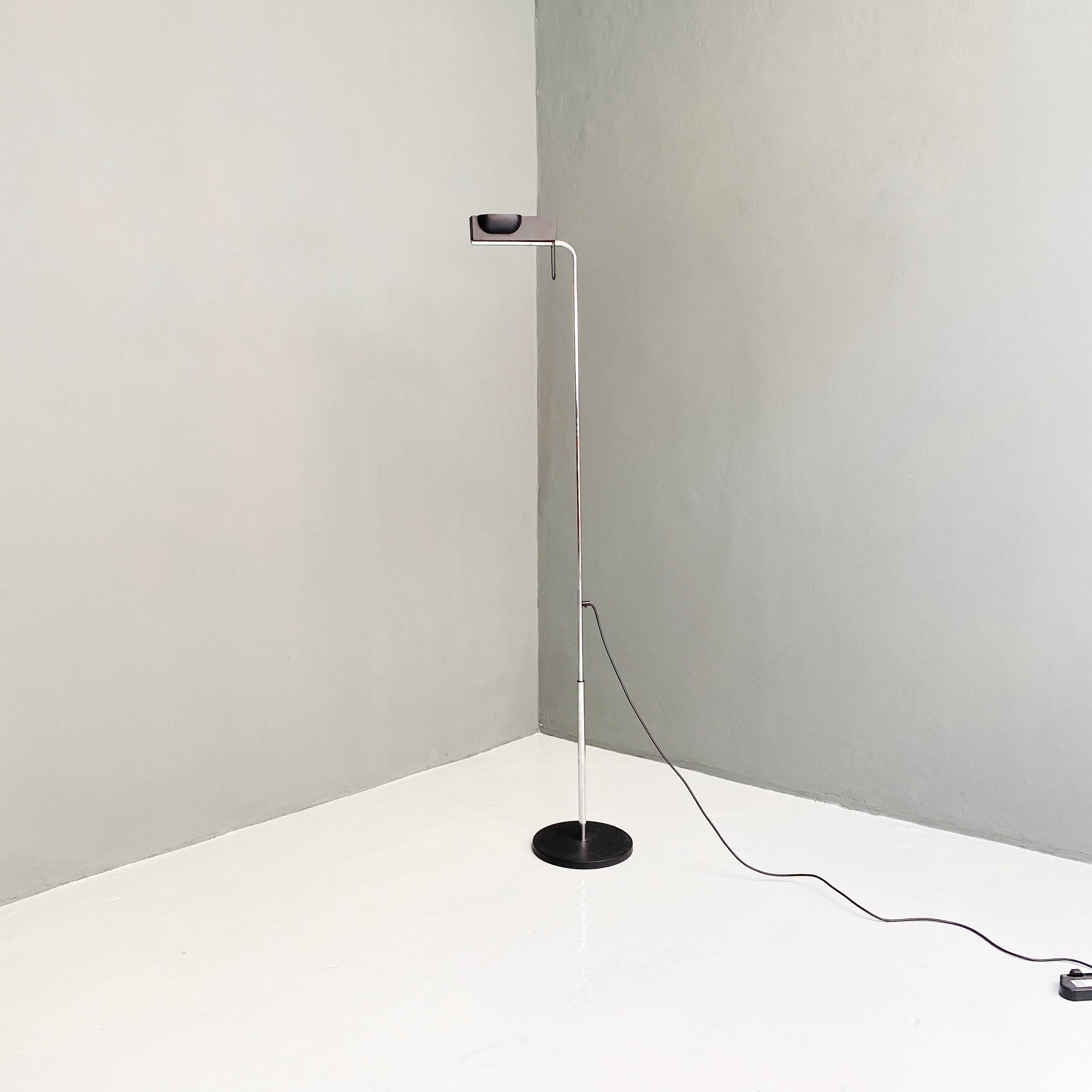Black metal and chromed steel floor lamp, 1980s
Black floor lamp with chromed metal stem and round iron base, with adjustable metal lampshade.
1980s

Good conditions

Measurements in cm 80x193h.