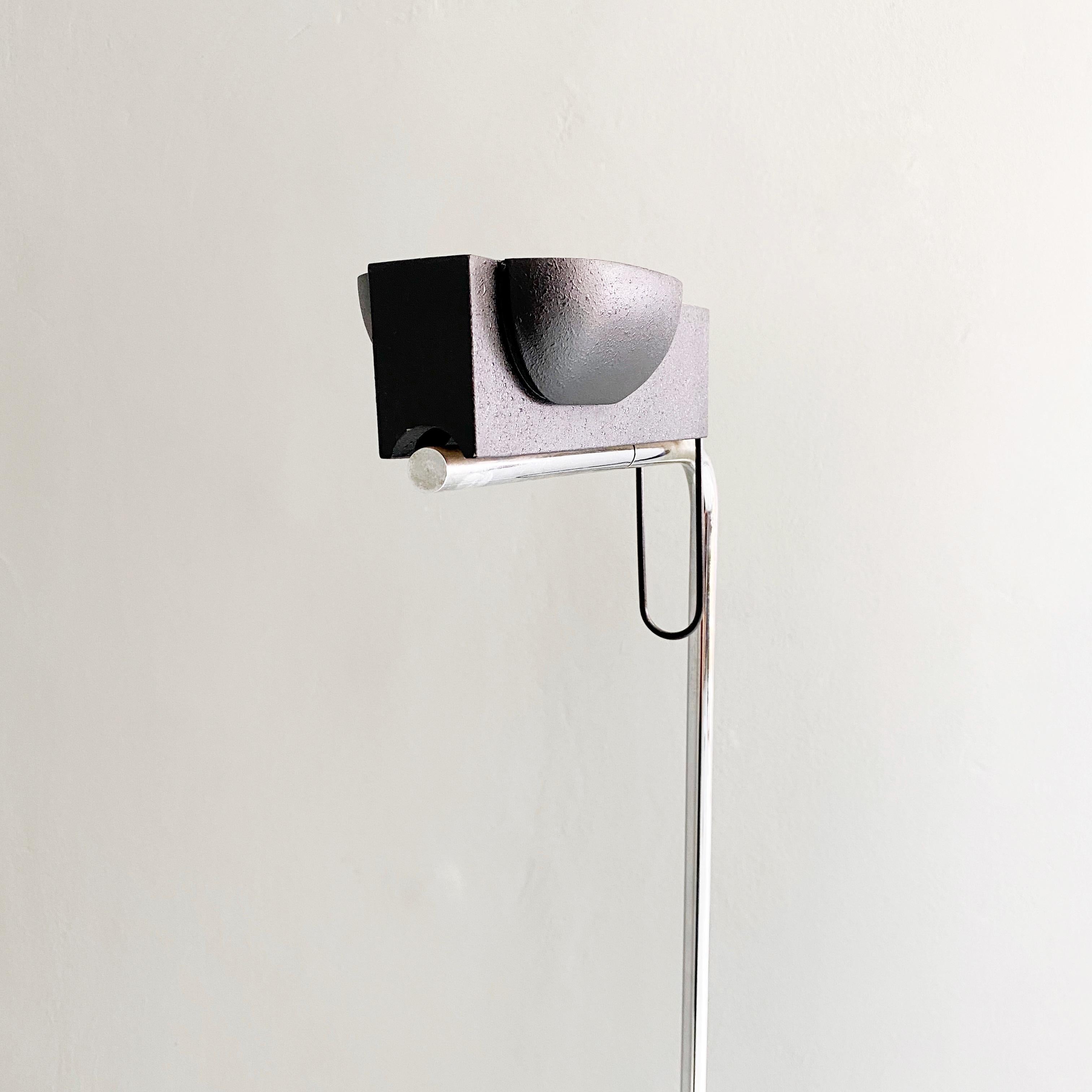 Moderne italienische Stehlampe aus schwarzem Metall und verchromtem Stahl, 1980er Jahre im Angebot 3
