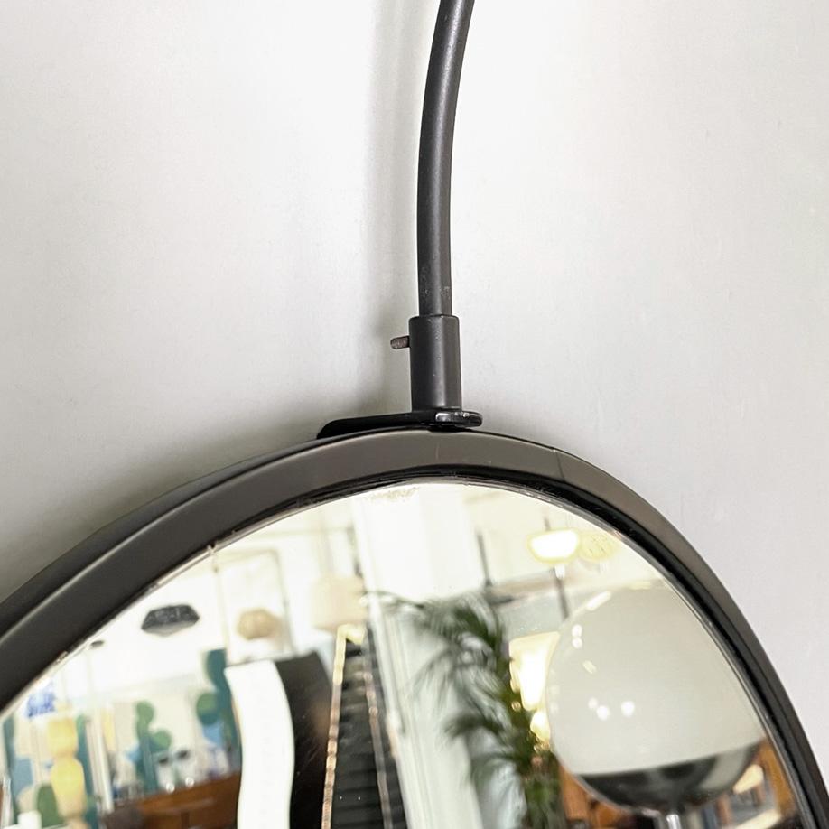 Italienischer moderner Stehspiegel mit schwarzer Metallleuchte von Carlo Forcolini für Alias, 1980er Jahre
Bodenspiegel mit halbkreisförmiger Platte. Glatter schwarzer Metallrahmen mit schwarzer Metallstabbogenlampe und rundem Diffusor, der Schalter