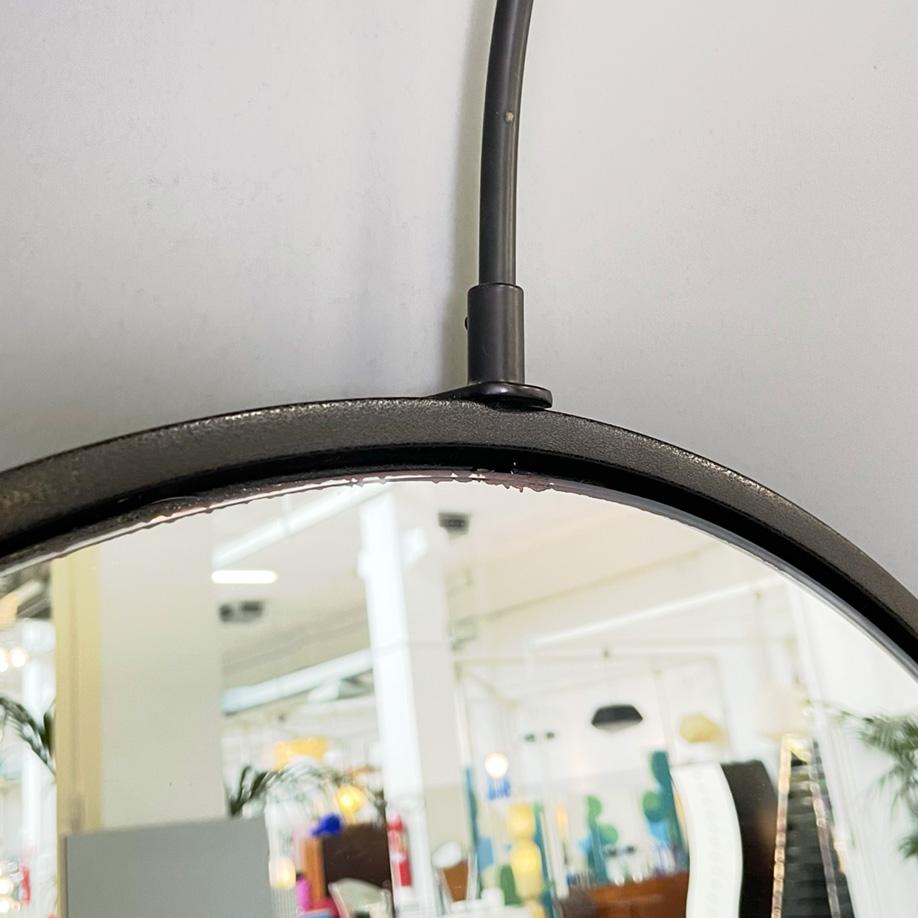 Miroir de sol moderne italien en métal noir par Carlo Forcolini pour Alias, années 1980
Miroir au sol avec plateau en demi-cercle. Cadre en métal noir texturé avec lampe à arc à tige en métal noir et diffuseur rond. L'interrupteur est situé dans la