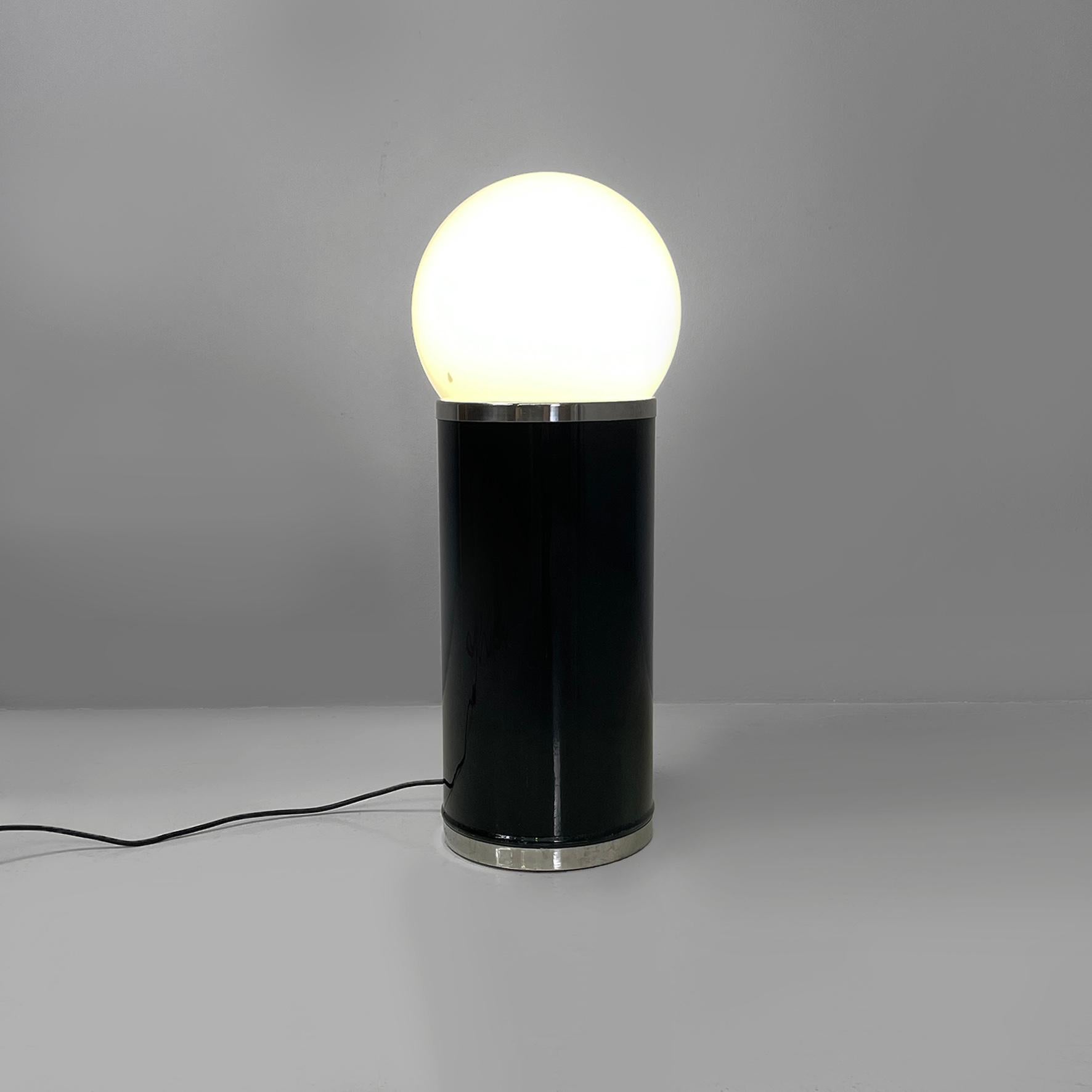 Lampadaire italien moderne en métal noir et verre opalin, années 1970. en vente 6