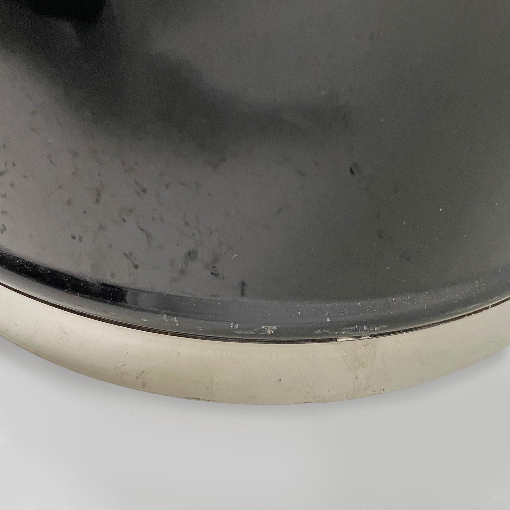 Italian modern black metal and opaline glass floor lamp, 1970s In Good Condition For Sale In MIlano, IT