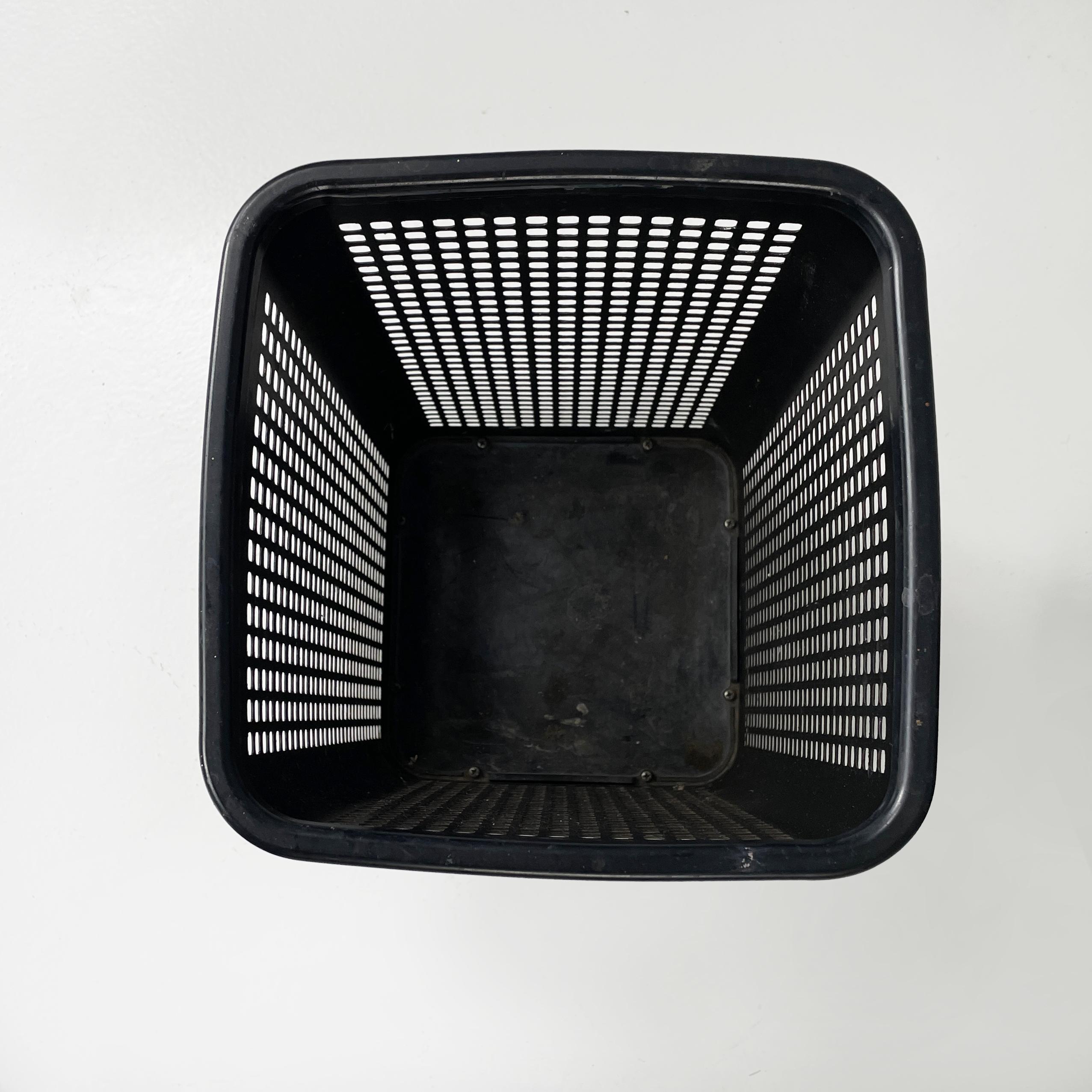 Late 20th Century Italian modern Black metal and plastic squared baskets by Neolt, 1980s For Sale