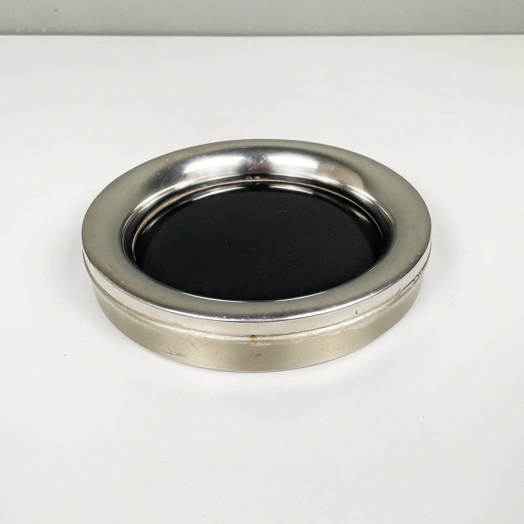 Italian modern Black metal Ashtray by Giovanni Offredi for Bando Line, 1970s
Metal ashtray with round base and raised edges. The central plate is in glossy black painted metal.
It was produced by da Bando Line in 1970s and designed by Giovanni