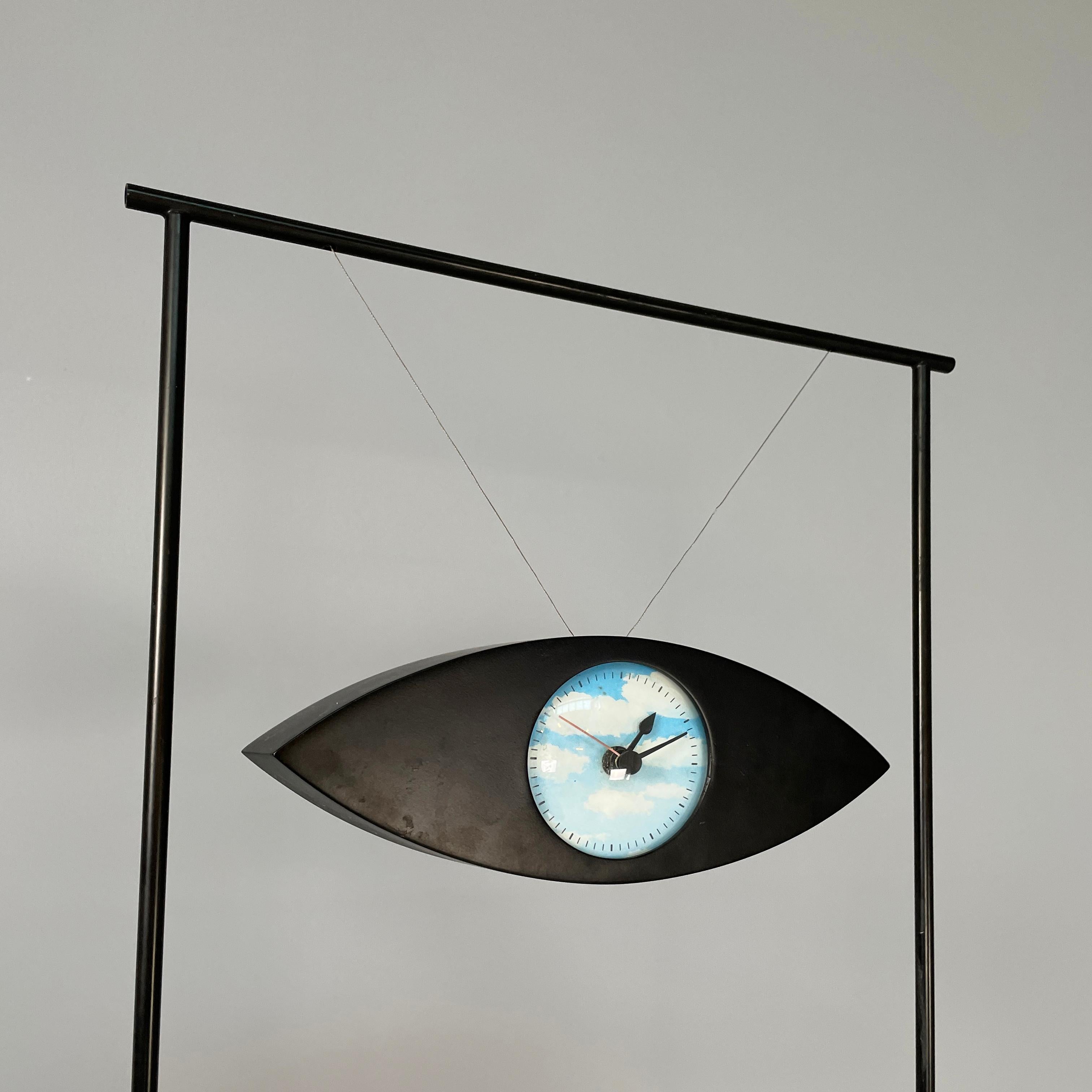 Italienische moderne Standuhr aus schwarzem Metall mit Spiegel in Augenform von Alias, 1990er Jahre (Late 20th Century) im Angebot