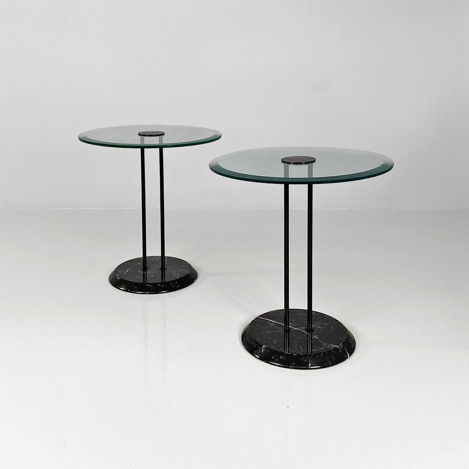 Tables basses rondes modernes italiennes en métal noir, verre transparent et marbre Marquinia par Cattelan, années 1980.
Paire de tables basses avec une base ronde en marbre marquinia noir avec des veines blanches, un plateau rond en verre