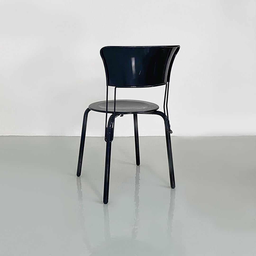 Chaise modèle Ibisco en métal noir de style moderne italien, créée par Giuseppe Raimondi et produite par Molteni & Consonni, années 1980.
Chaise modèle Ibisco avec assise entièrement en métal noir, avec assise ronde et dossier incurvé, reliés des