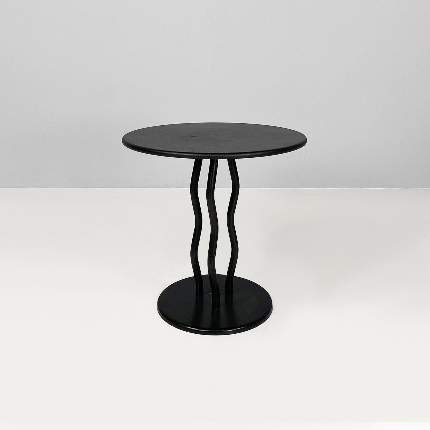 Modern Italian modern black metal round coffee table with three vawy legs, 1980s