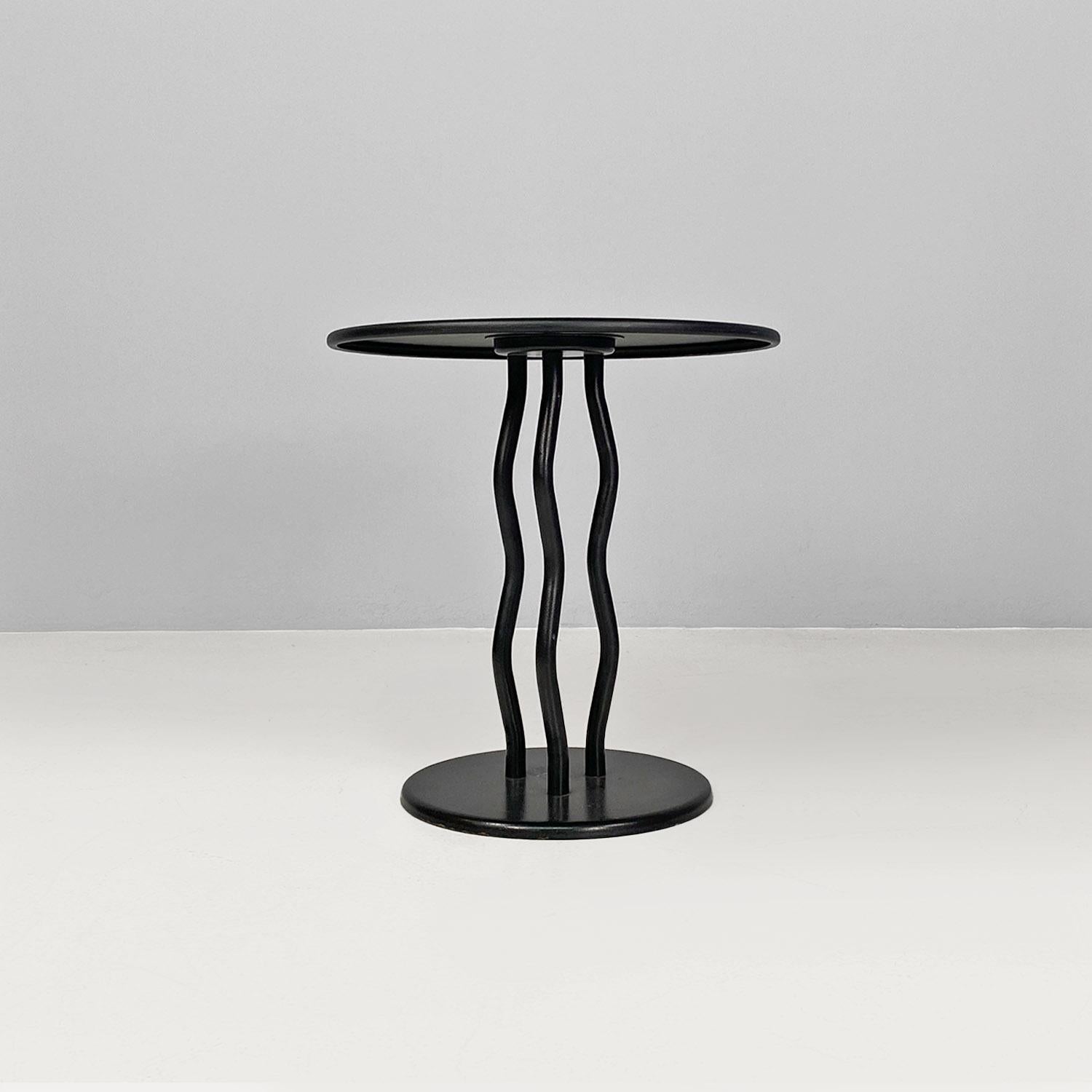 Italian modern black metal round coffee table with three vawy legs, 1980s In Good Condition In MIlano, IT