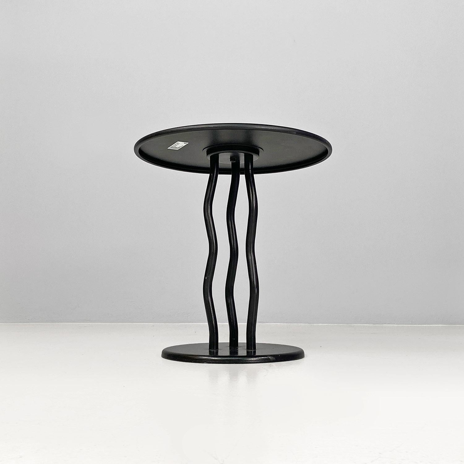 Late 20th Century Italian modern black metal round coffee table with three vawy legs, 1980s