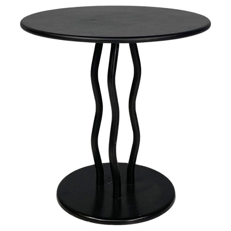 Italian modern black metal round coffee table with three vawy legs, 1980s