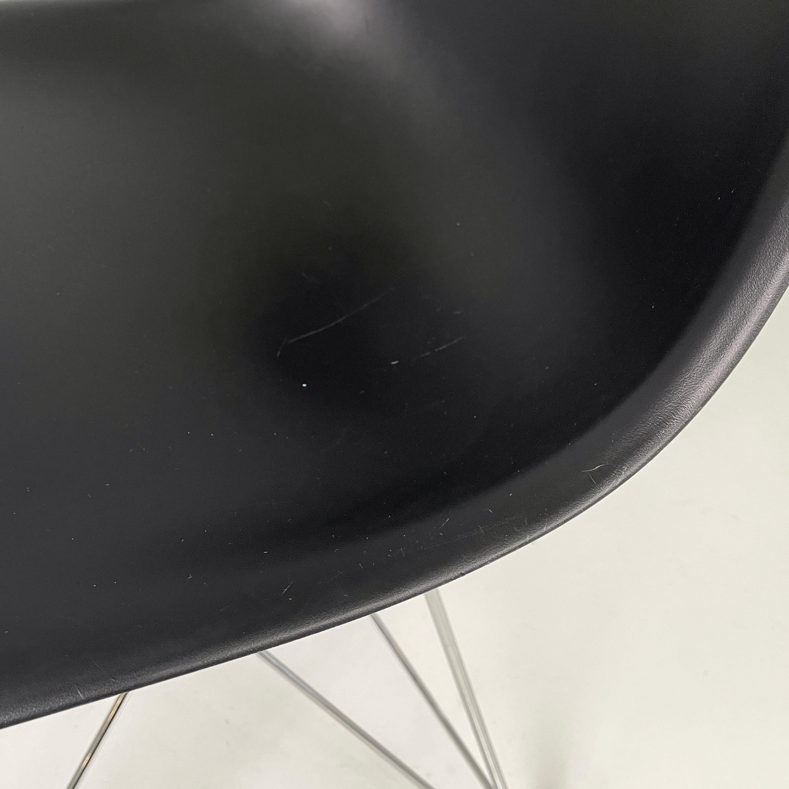 Sedie moderne italiane in plastica nera di Charles and Ray Eames per Vitra, 2017 in vendita 3