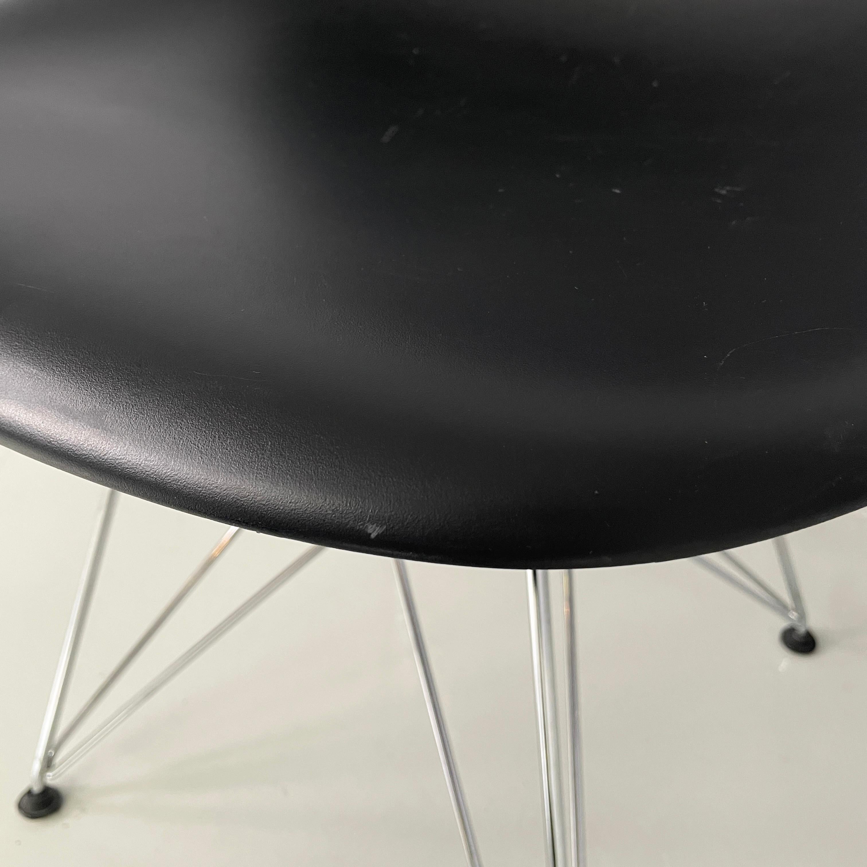 Sedie moderne italiane in plastica nera di Charles and Ray Eames per Vitra, 2017 in vendita 4
