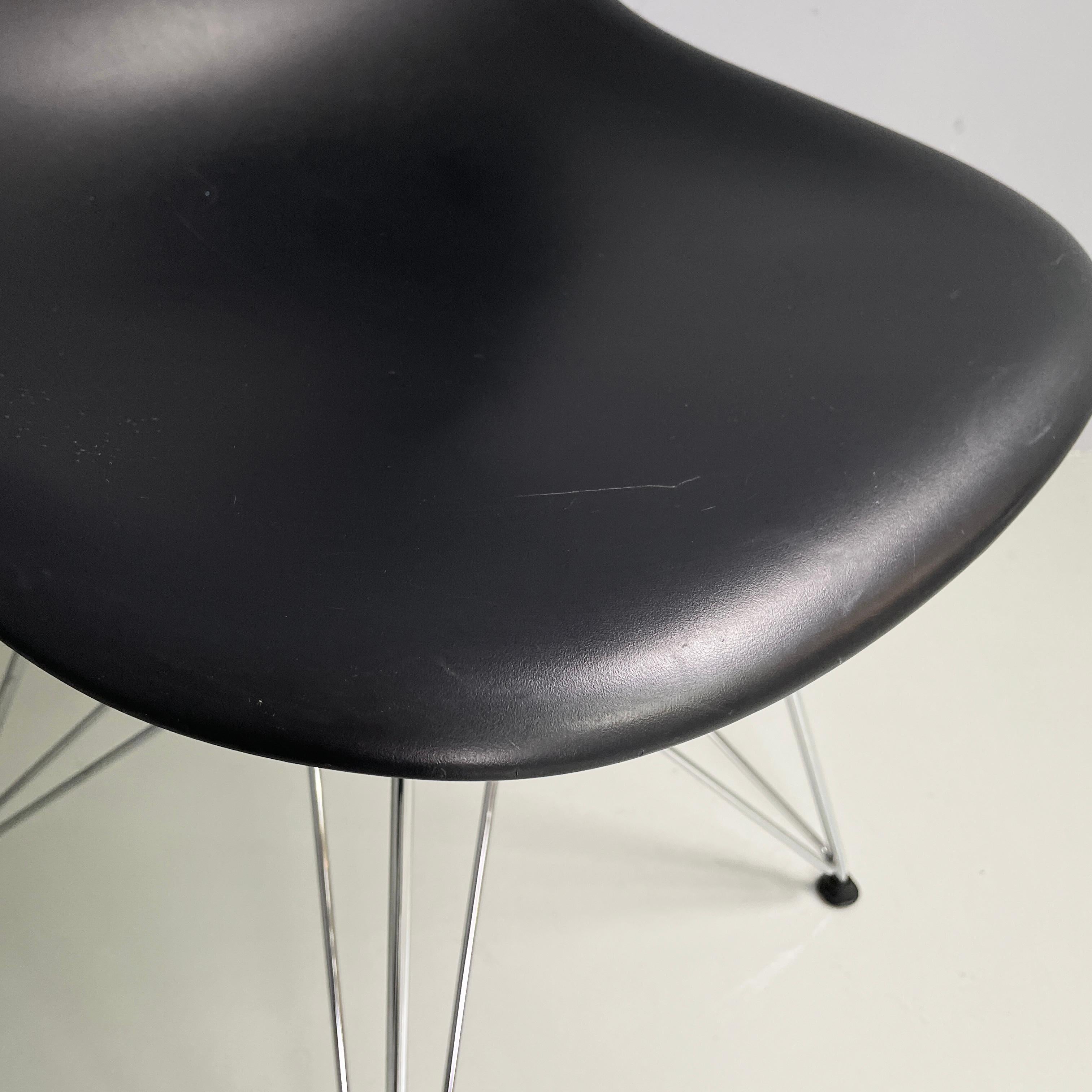 Sedie moderne italiane in plastica nera di Charles and Ray Eames per Vitra, 2017 in vendita 5
