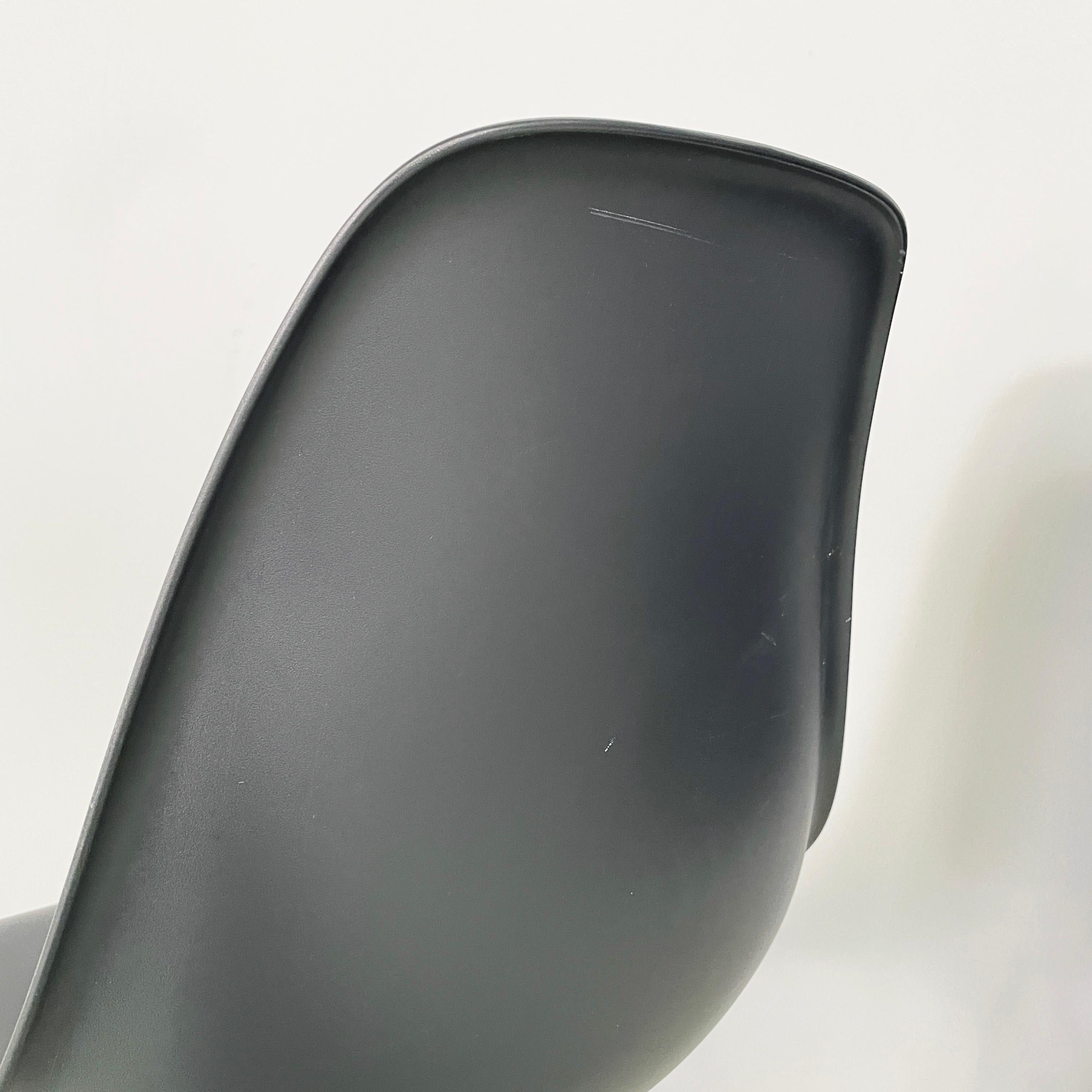 Sedie moderne italiane in plastica nera di Charles and Ray Eames per Vitra, 2017 in vendita 6