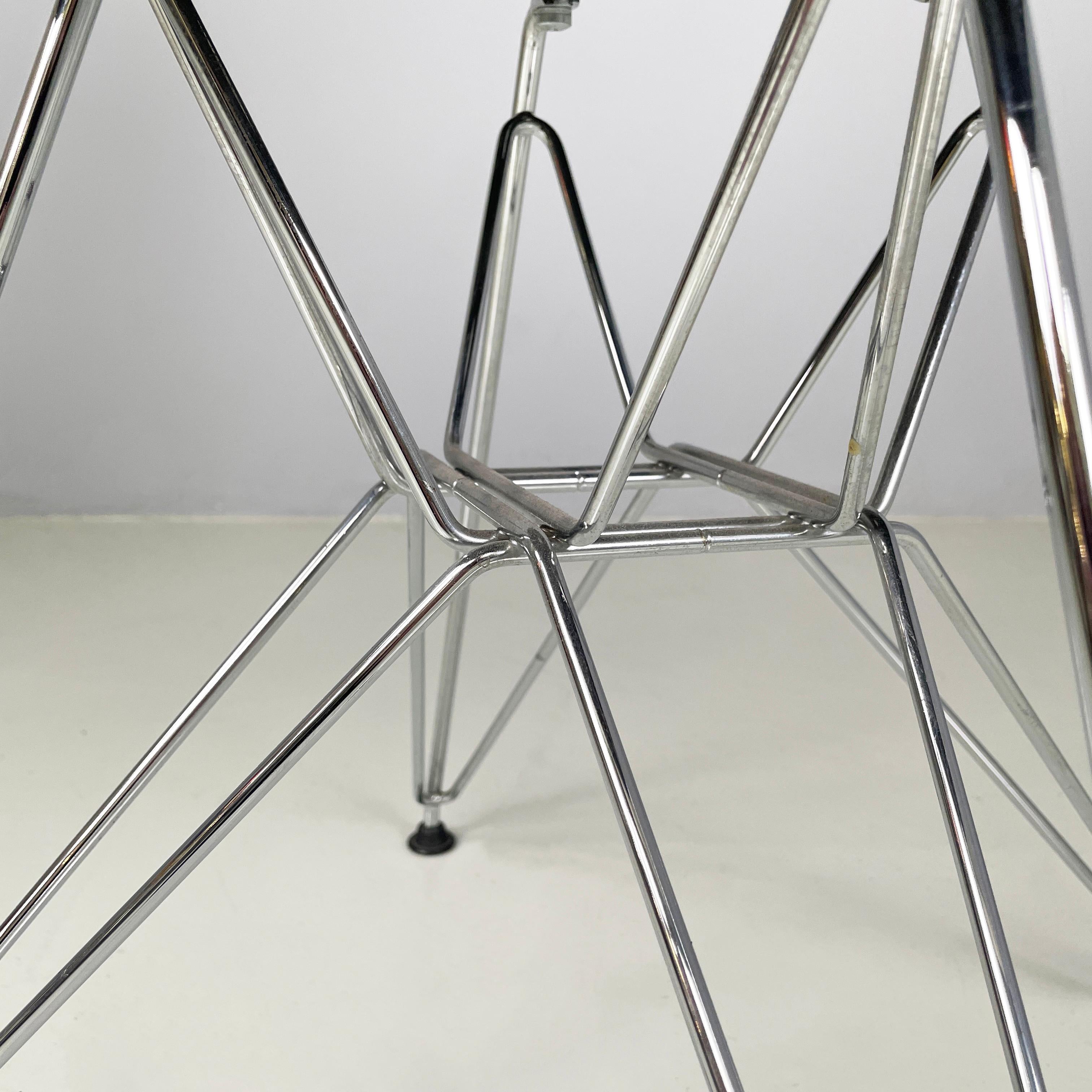Sedie moderne italiane in plastica nera di Charles and Ray Eames per Vitra, 2017 in vendita 8