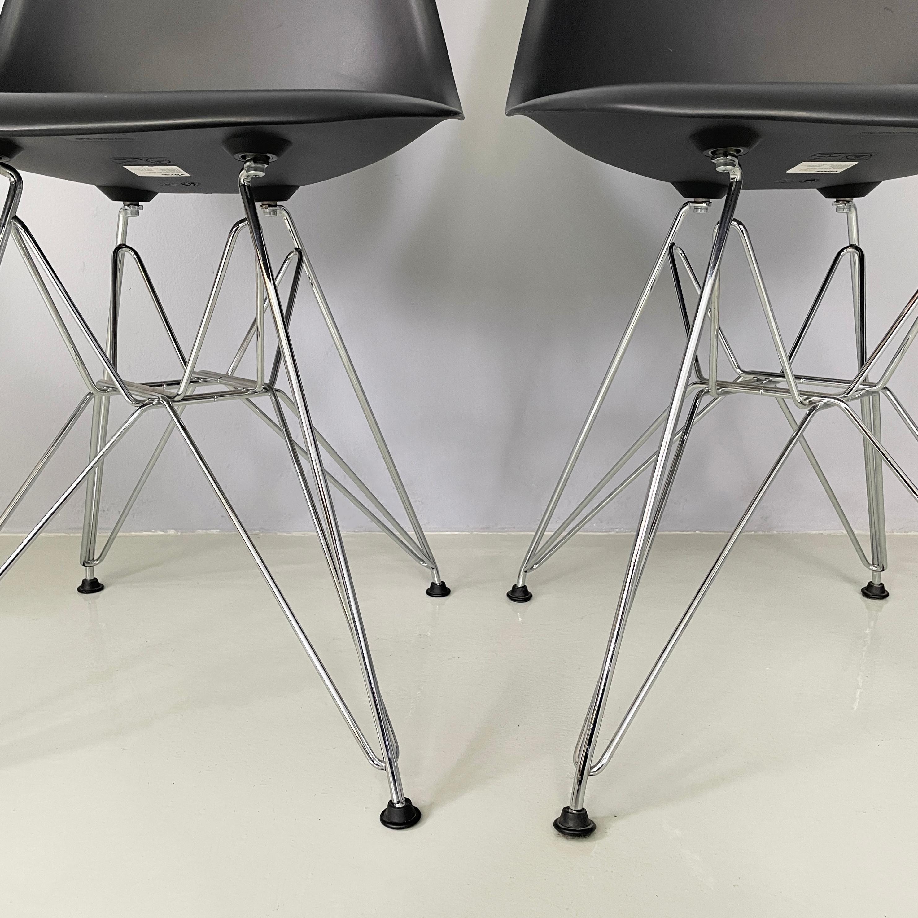 Sedie moderne italiane in plastica nera di Charles and Ray Eames per Vitra, 2017 in vendita 10