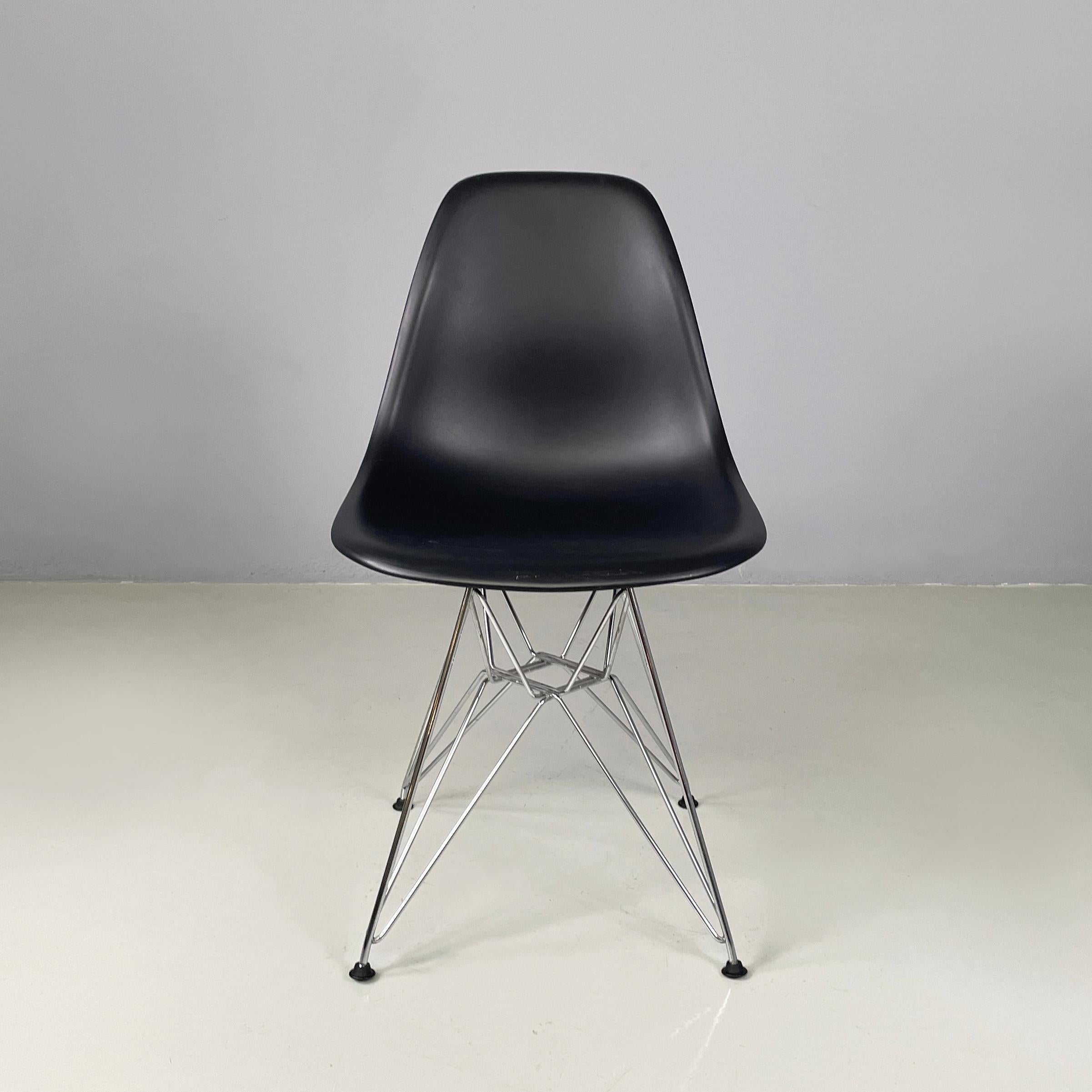 Sedie moderne italiane in plastica nera di Charles and Ray Eames per Vitra, 2017
Set di 10 sedie iconiche con seduta e schienale in plastica monoscocca nera curvata. Le gambe sono in tondino di metallo cromato con piedini tondi neri.
Prodotto da