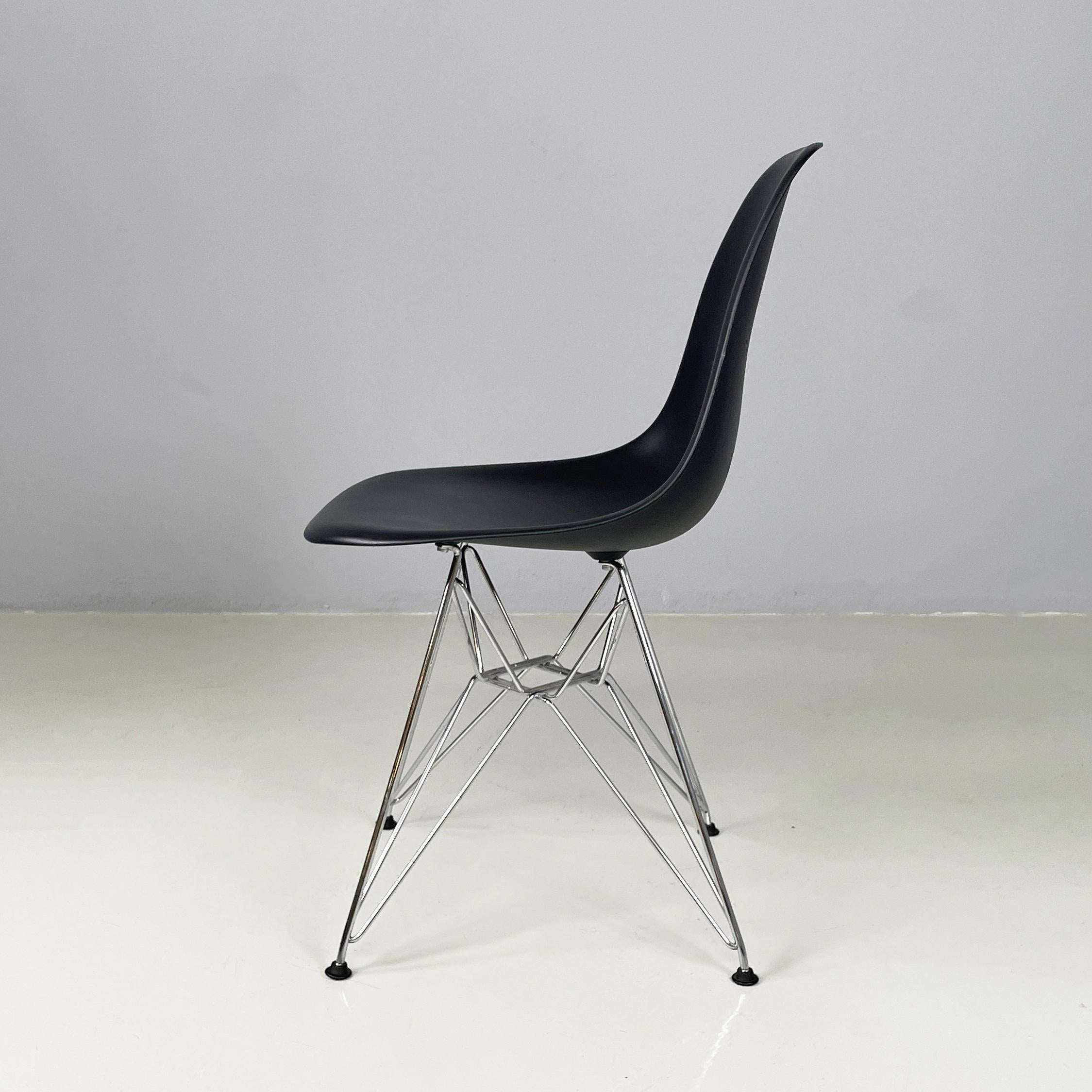 Moderno Sedie moderne italiane in plastica nera di Charles and Ray Eames per Vitra, 2017 in vendita