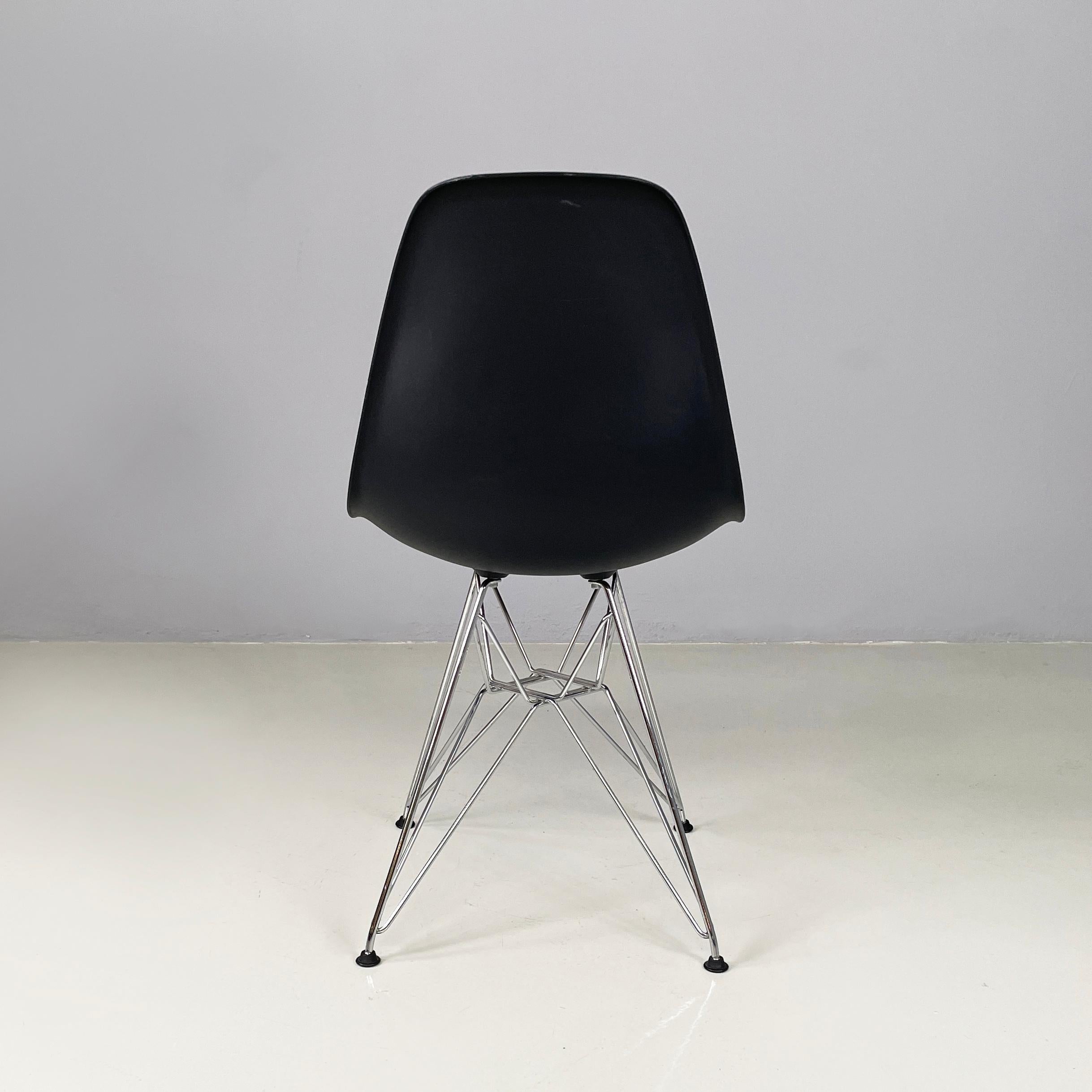 Italiano Sedie moderne italiane in plastica nera di Charles and Ray Eames per Vitra, 2017 in vendita