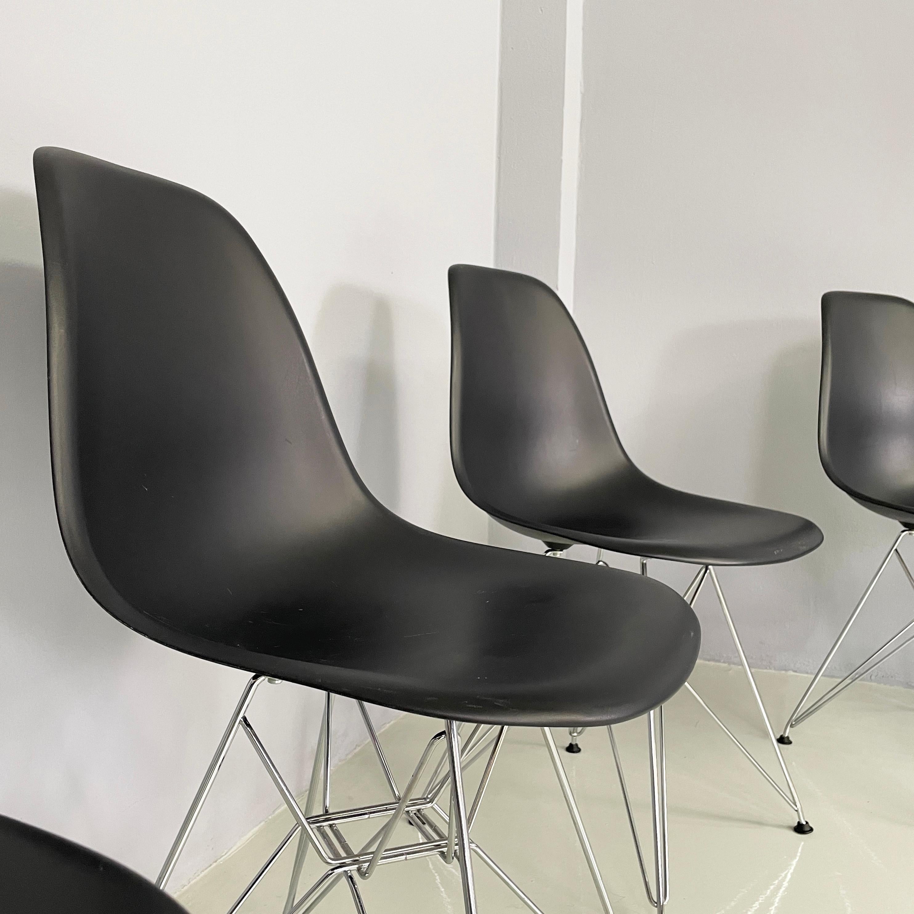 Sedie moderne italiane in plastica nera di Charles and Ray Eames per Vitra, 2017 In condizioni buone in vendita a MIlano, IT