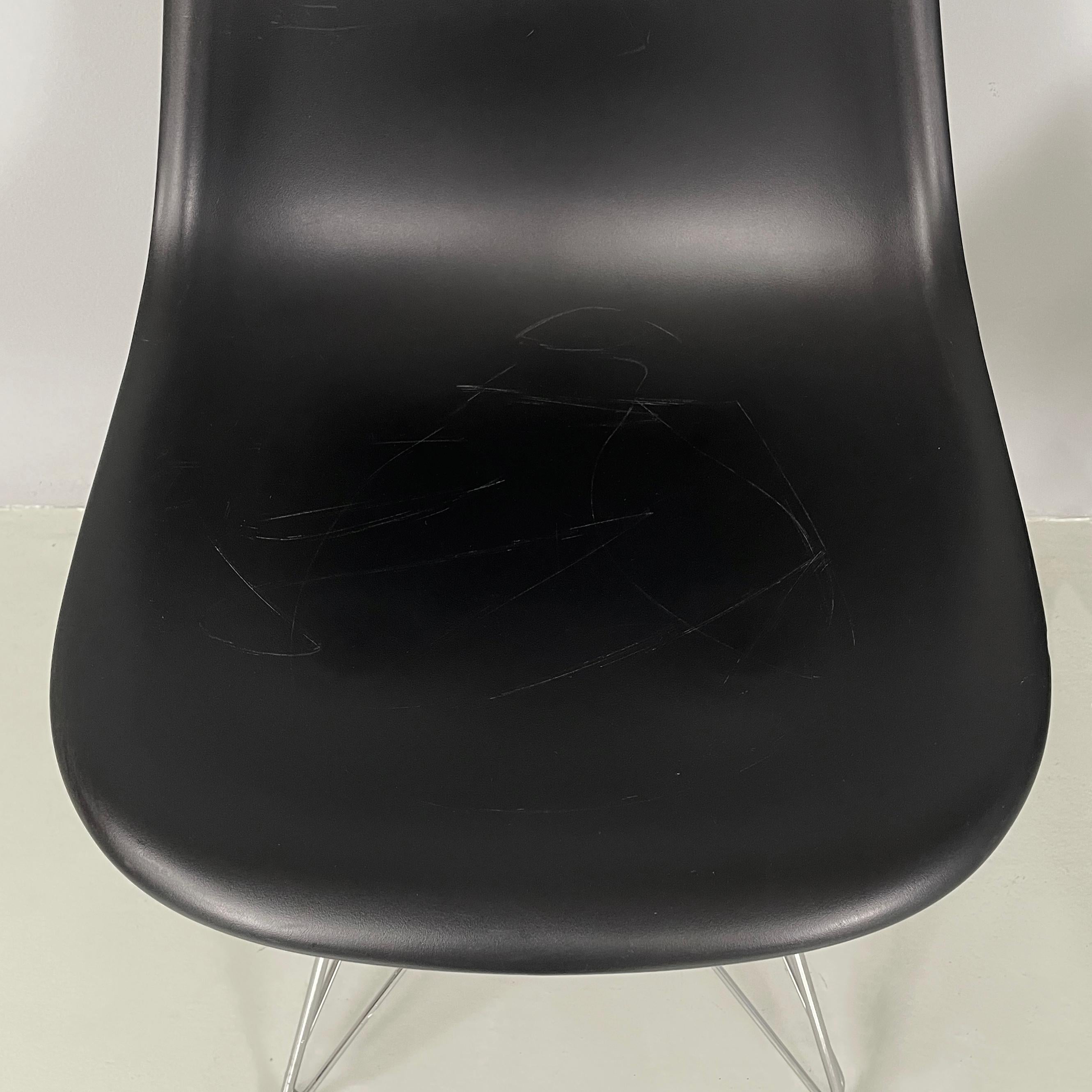 XXI secolo e contemporaneo Sedie moderne italiane in plastica nera di Charles and Ray Eames per Vitra, 2017 in vendita