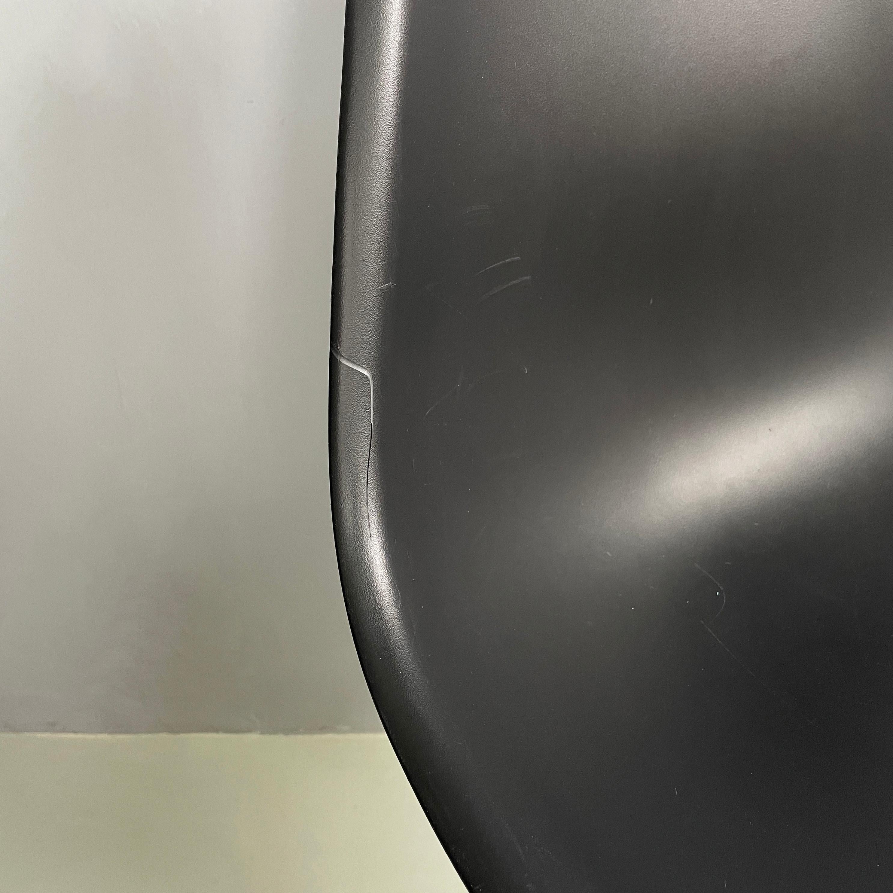 Metallo Sedie moderne italiane in plastica nera di Charles and Ray Eames per Vitra, 2017 in vendita