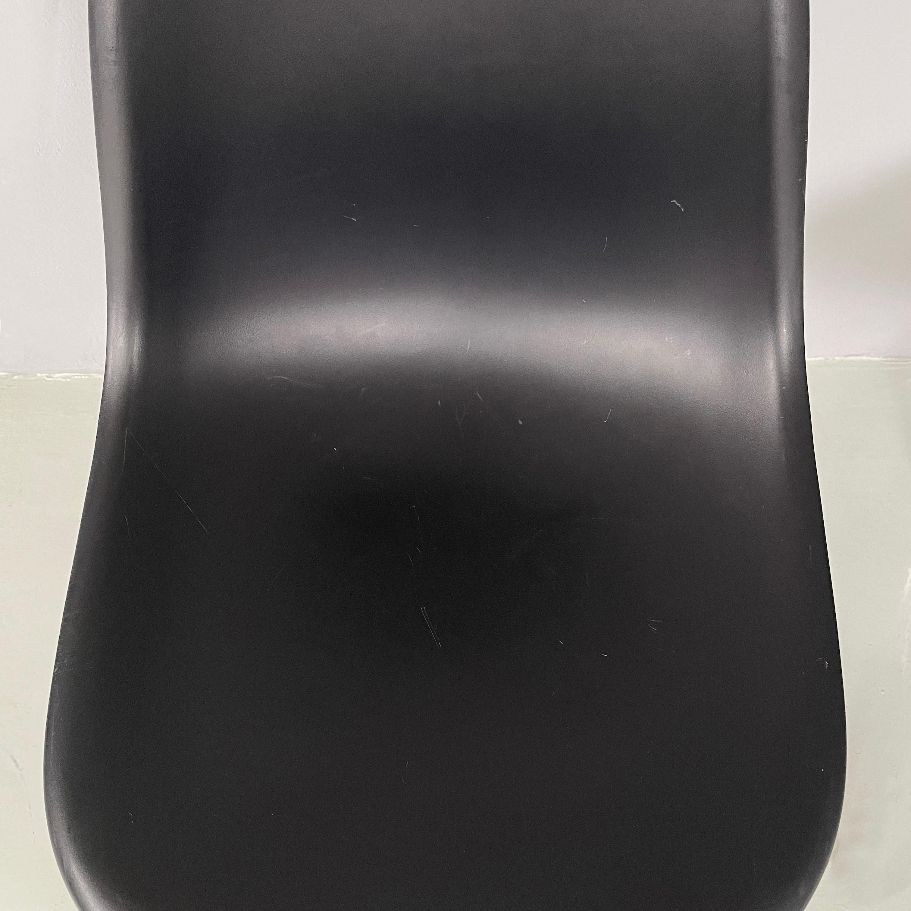 Sedie moderne italiane in plastica nera di Charles and Ray Eames per Vitra, 2017 in vendita 1